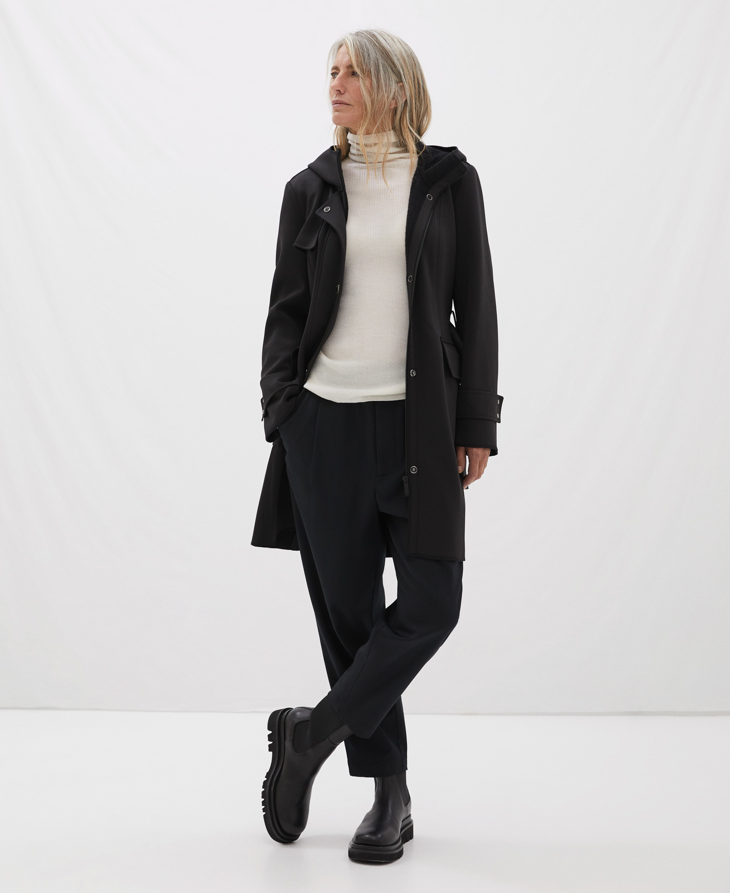 Gabardina con capucha en neopreno image number 1