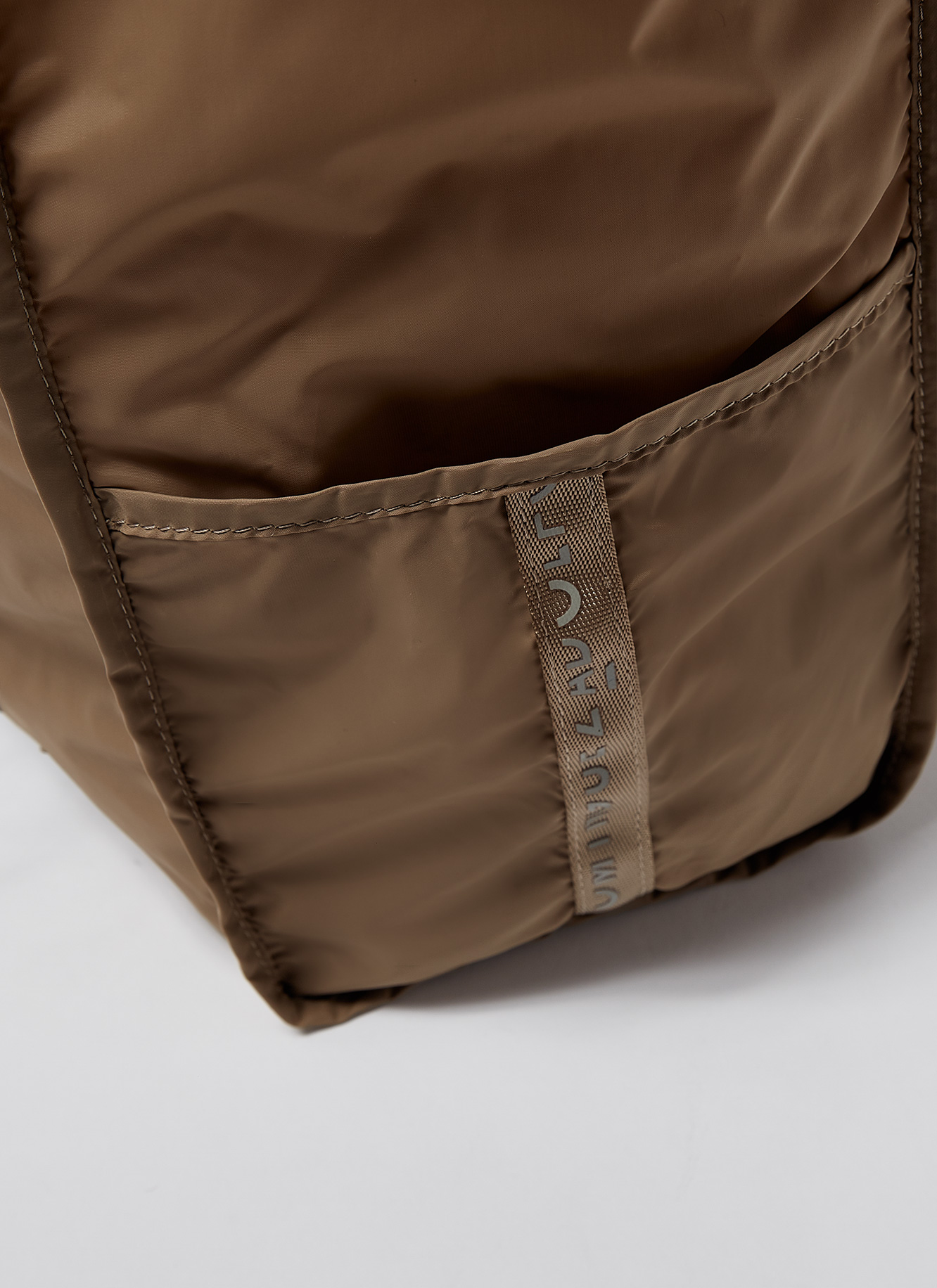 Packable nylon shopper with pocket image number 4