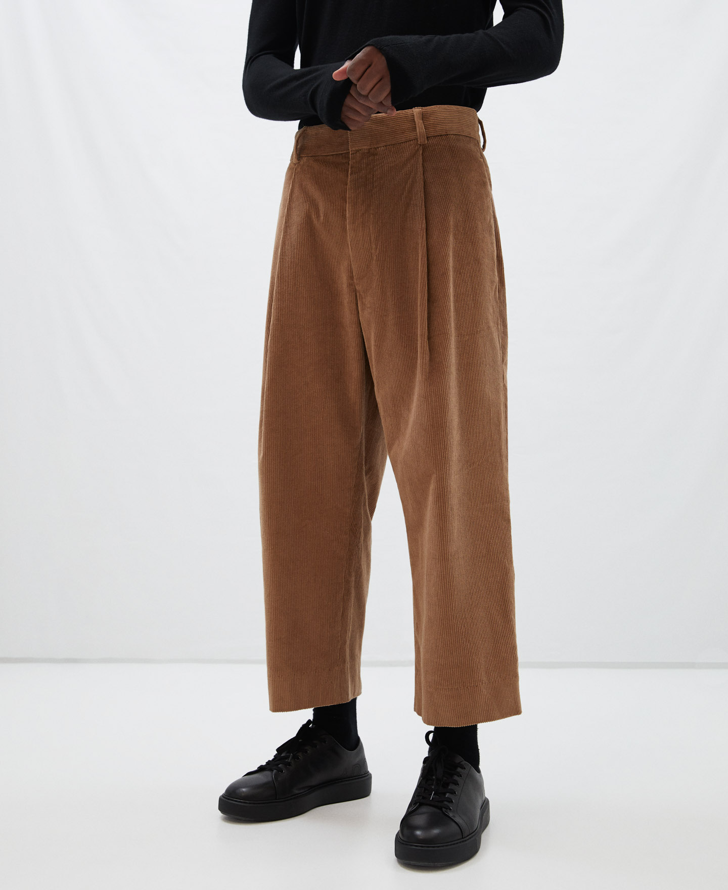 Pantalón silueta zanahoria de pana image number 0
