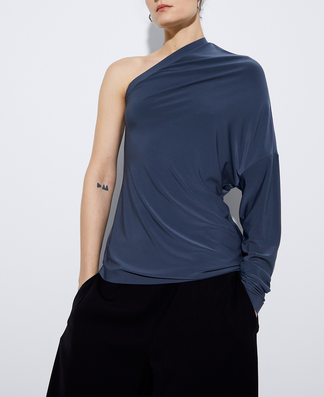 アシンメトリーネックラインTシャツ image number 0