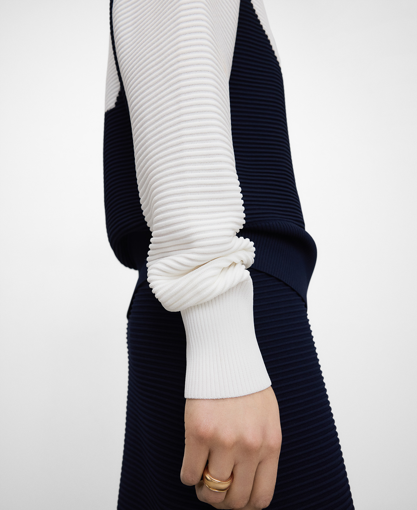 Two-tone structured knit sweater image number 3