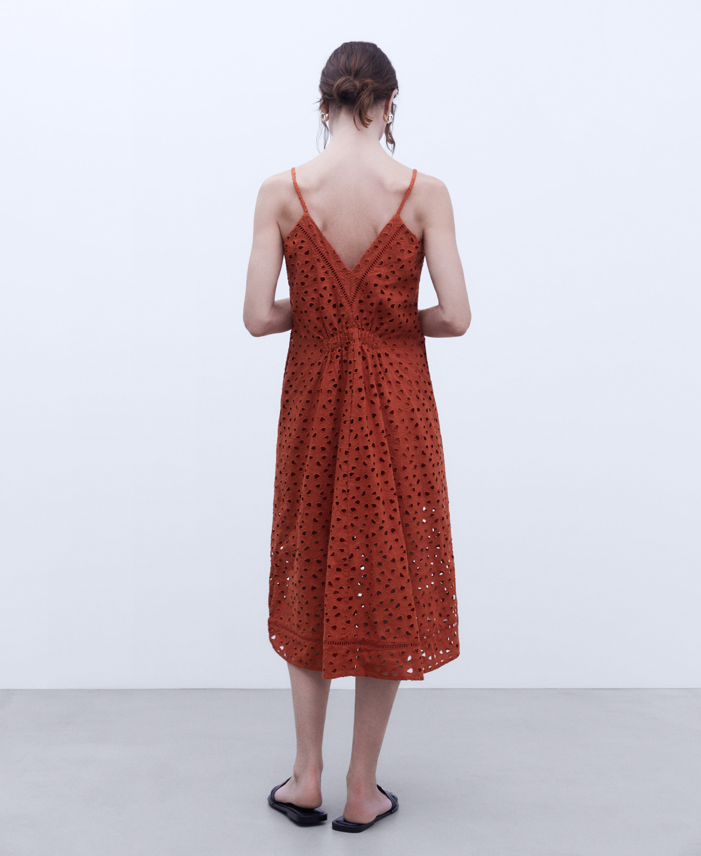 Vestido escote pico en lino algodón image number 2