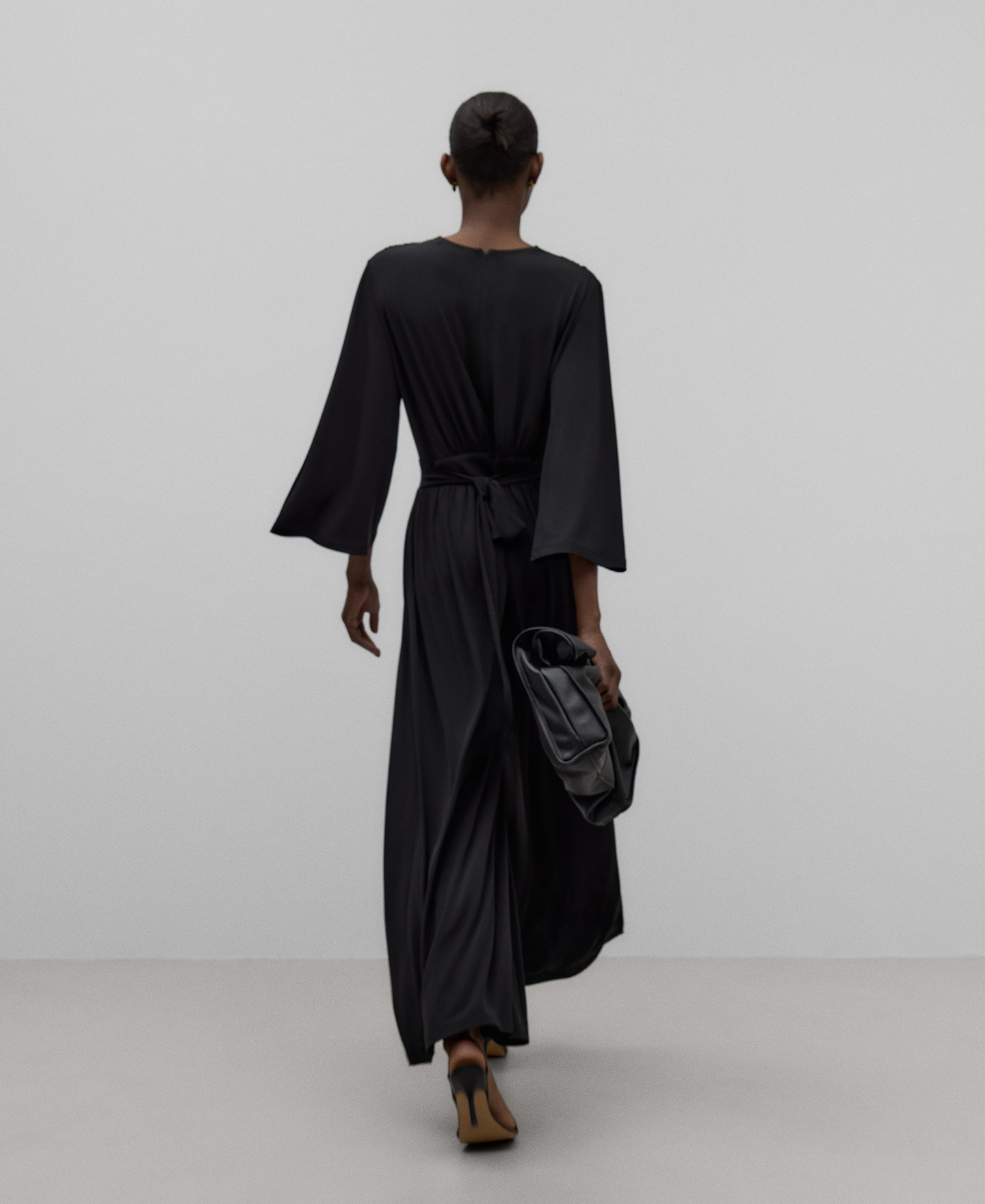 Long black jumpsuit woman image number 2