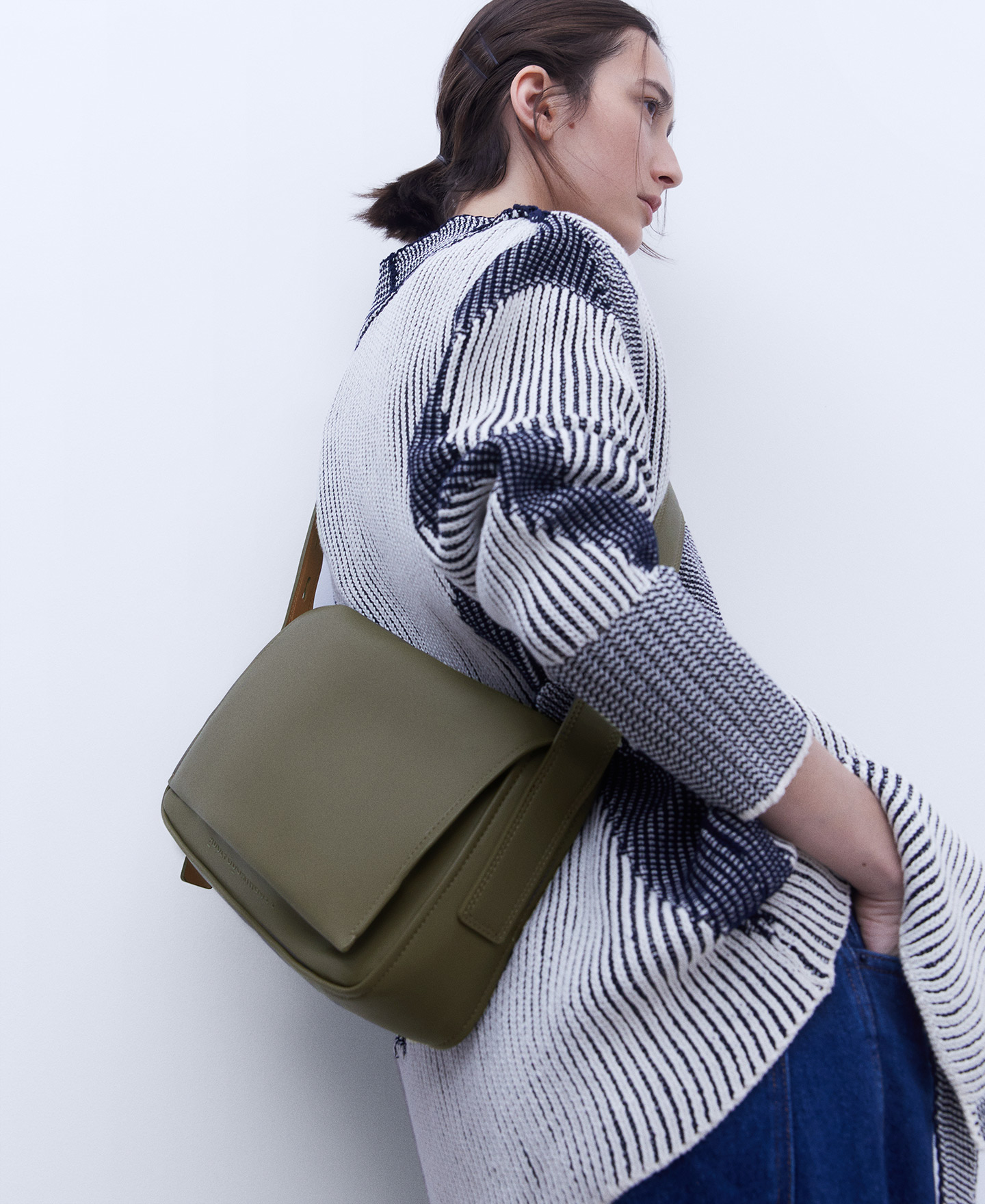 Smooth texture medium shoulder bag image number 4