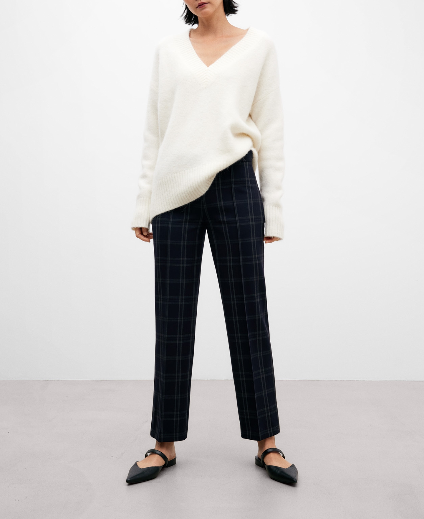 Checkered print slim fit trousers women image number 1