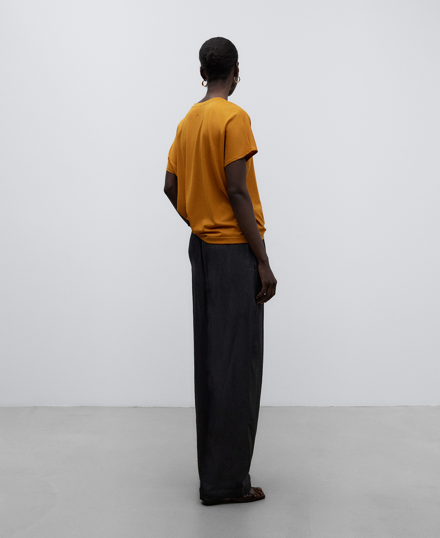 Rounded shoulder T-shirt woman image number 2