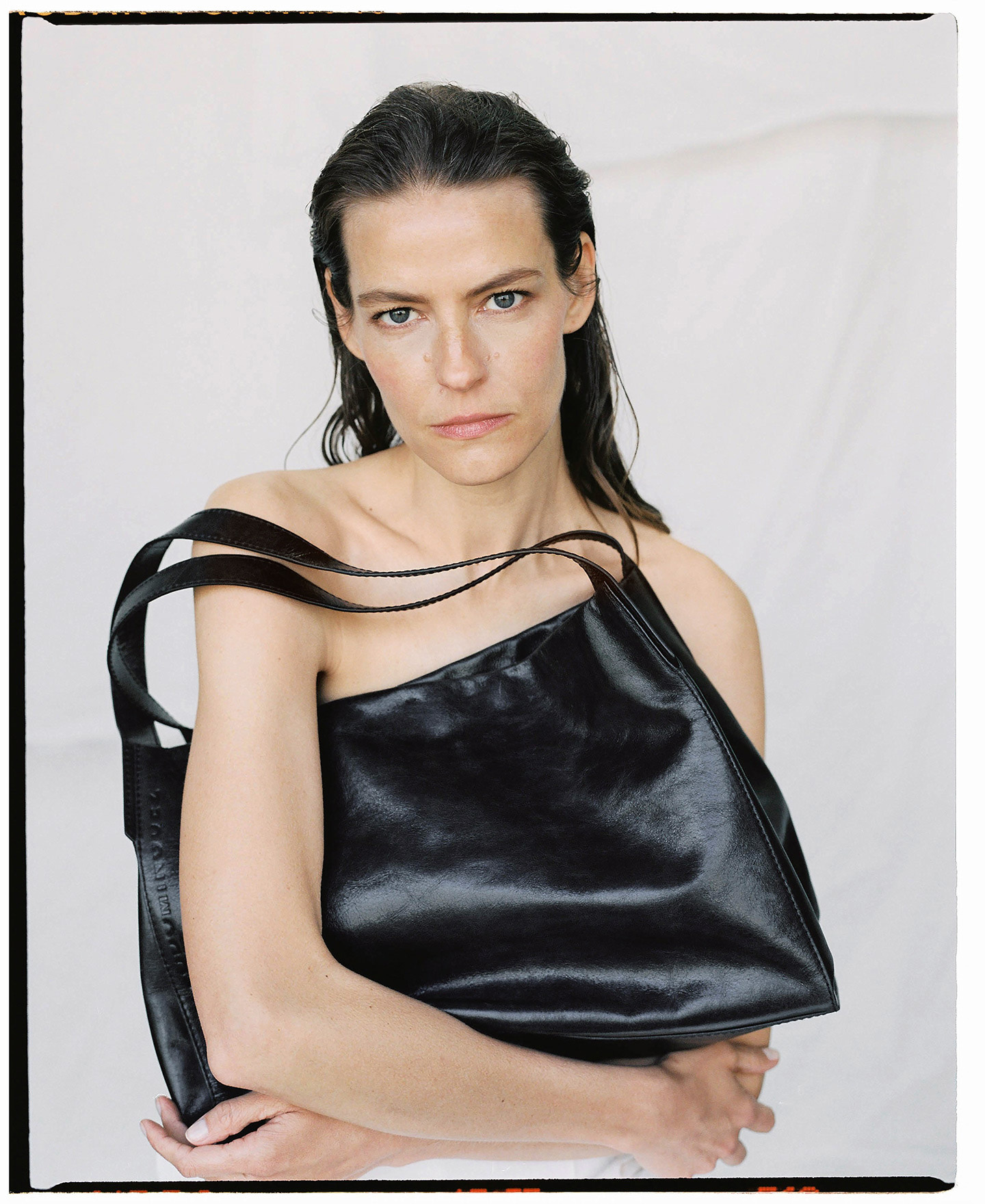 Cracked leather shopper bag image number 6
