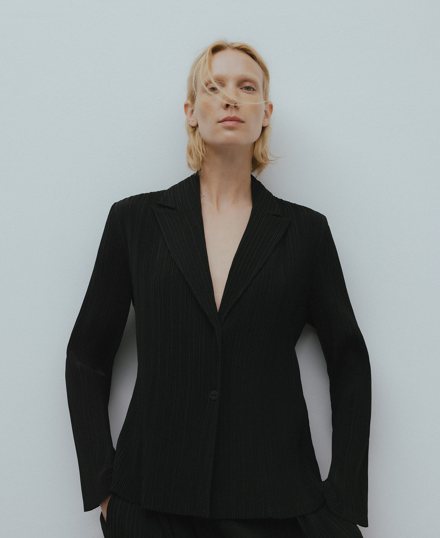 Blazer preto em crinkle para mulher image number 0