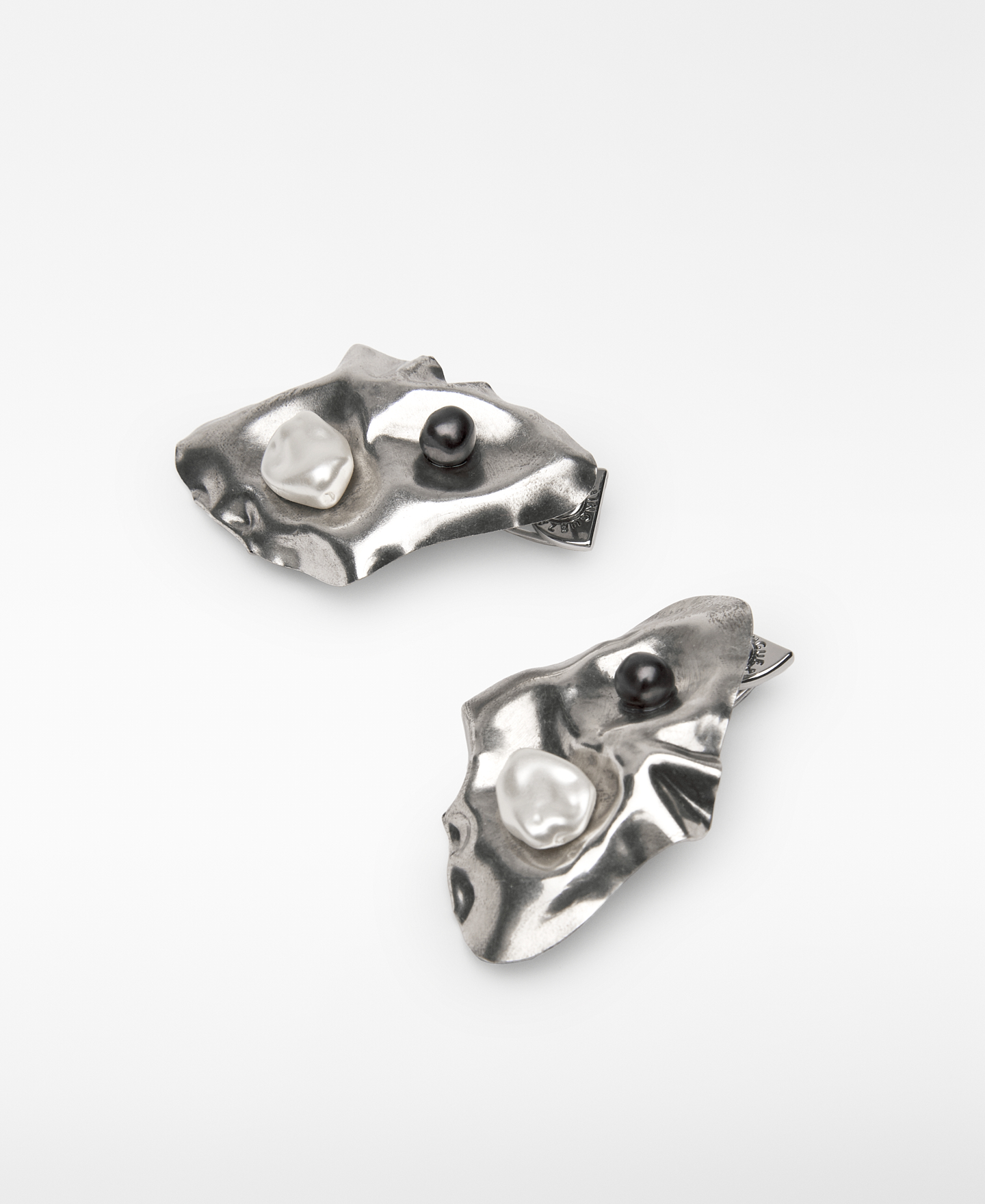 Metal earrings with pearl woman image number 2