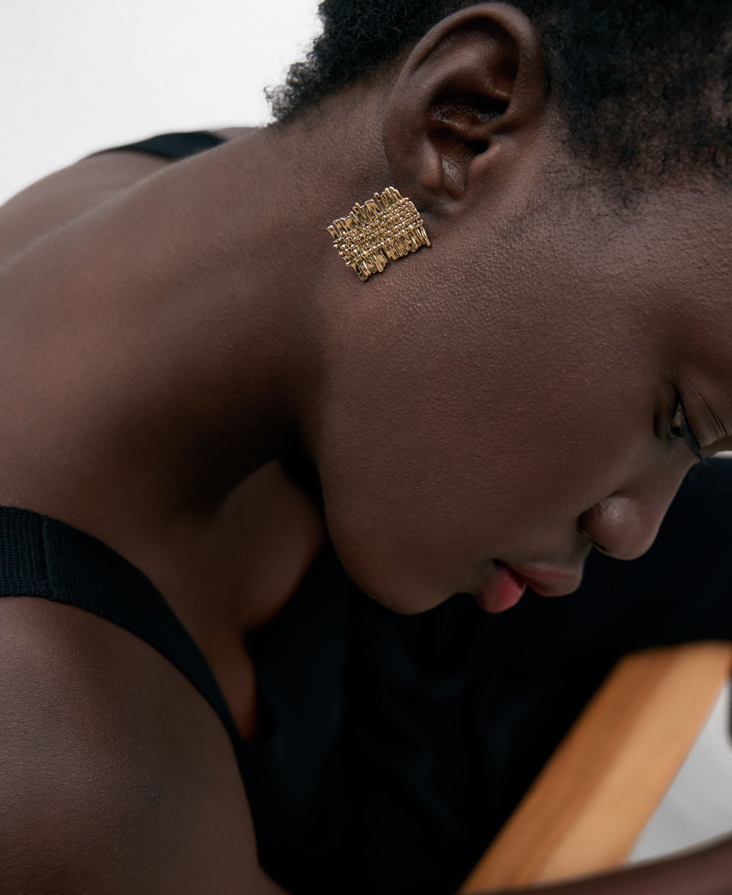 Gold plated zinc earrings for women image number 3