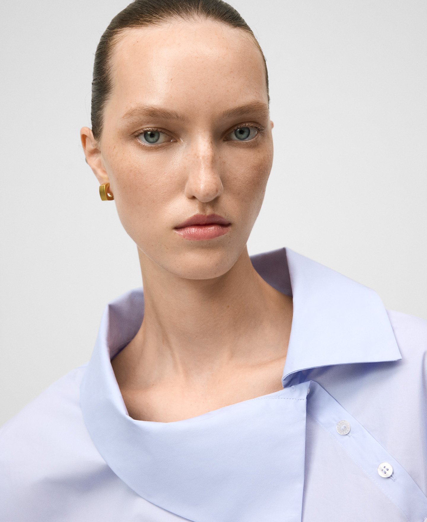 Square metal hoops woman image number 3