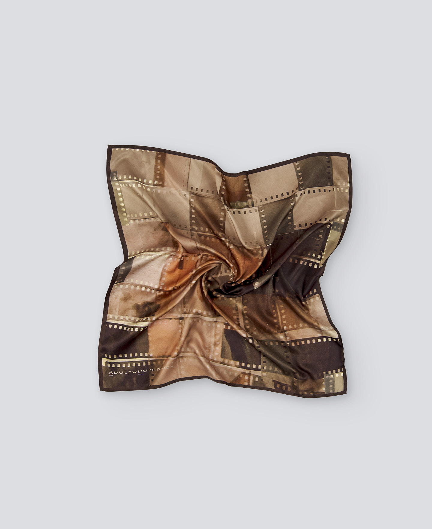 Foulard noir à motifs photographiques pour femme image number 1
