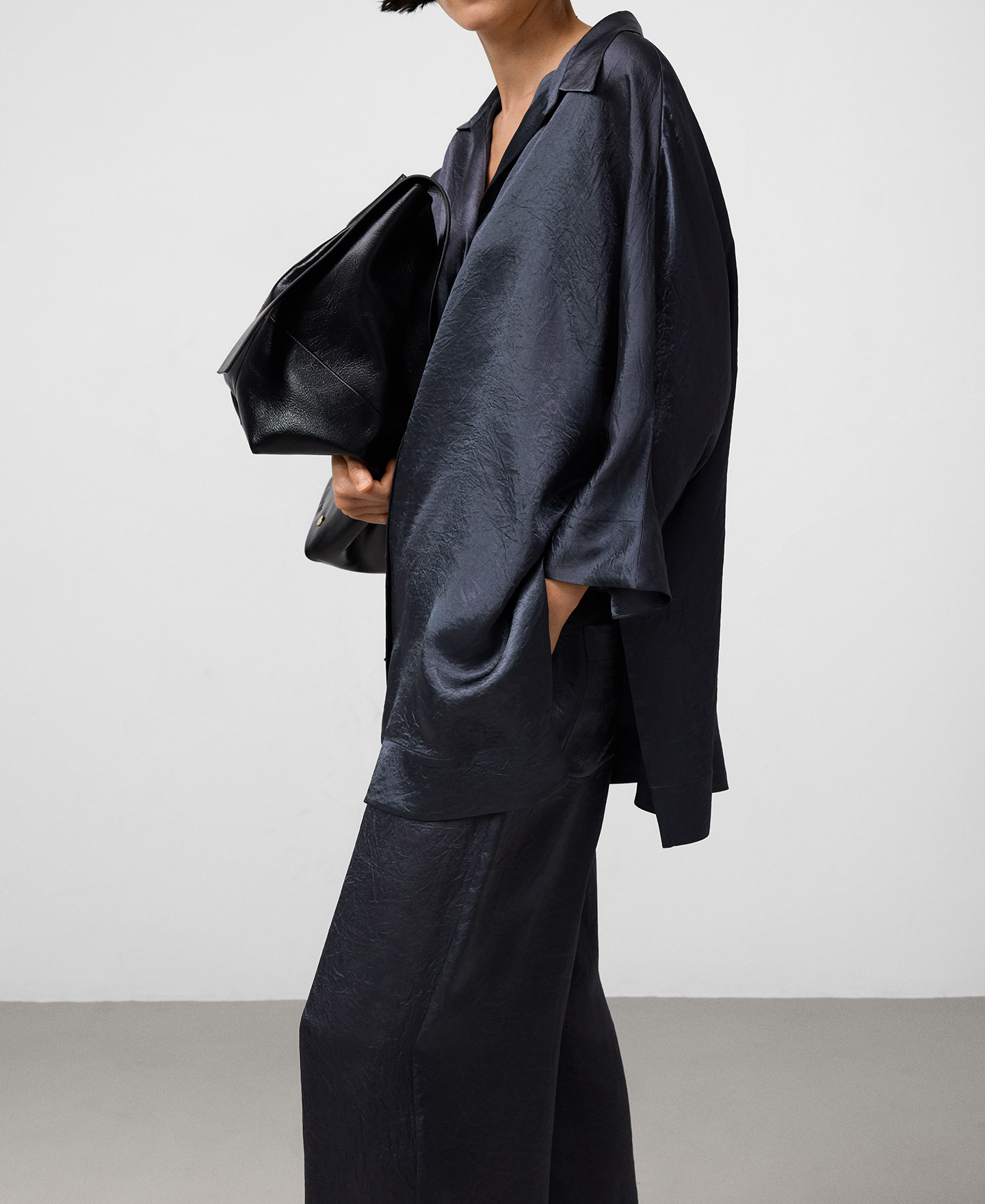 Camisa oversize acetinada para mulher image number 3