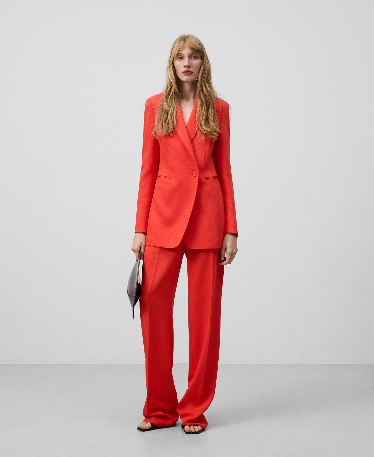 Red blazer woman image number 1