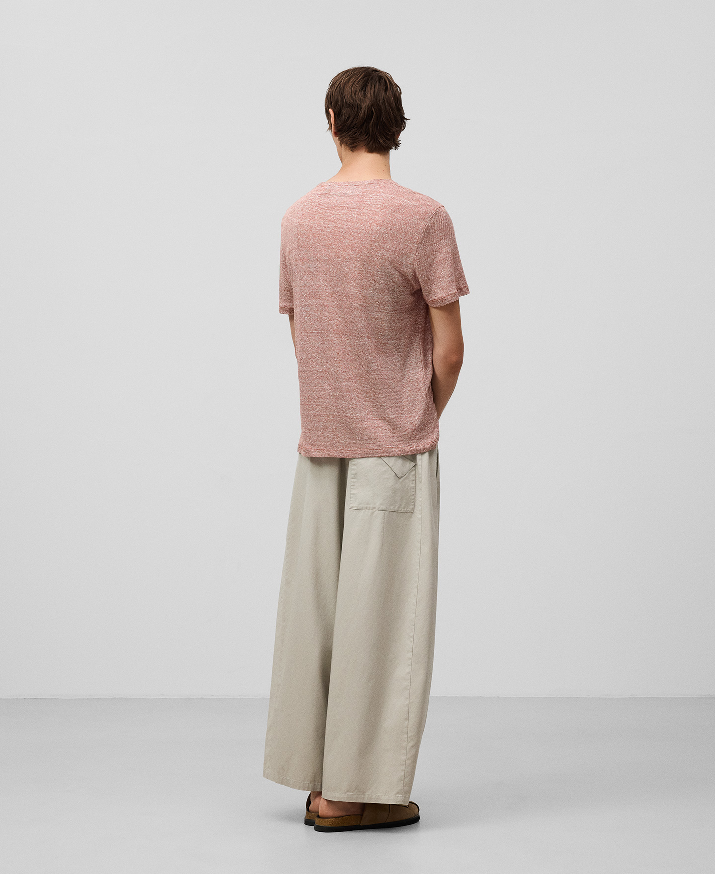 European linen structured T-shirt man image number 2