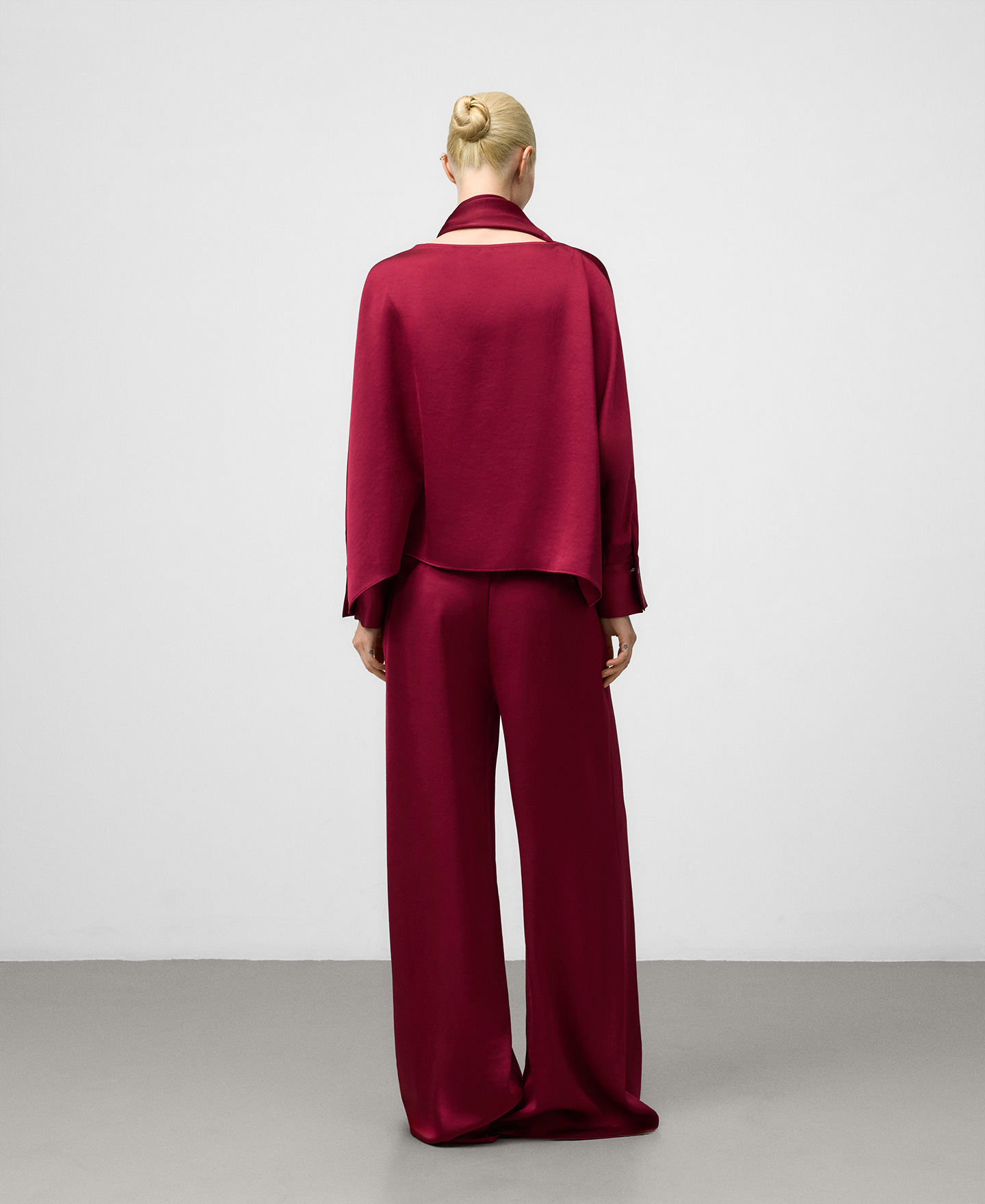 Pantalón satinado pierna ancha mujer image number 2