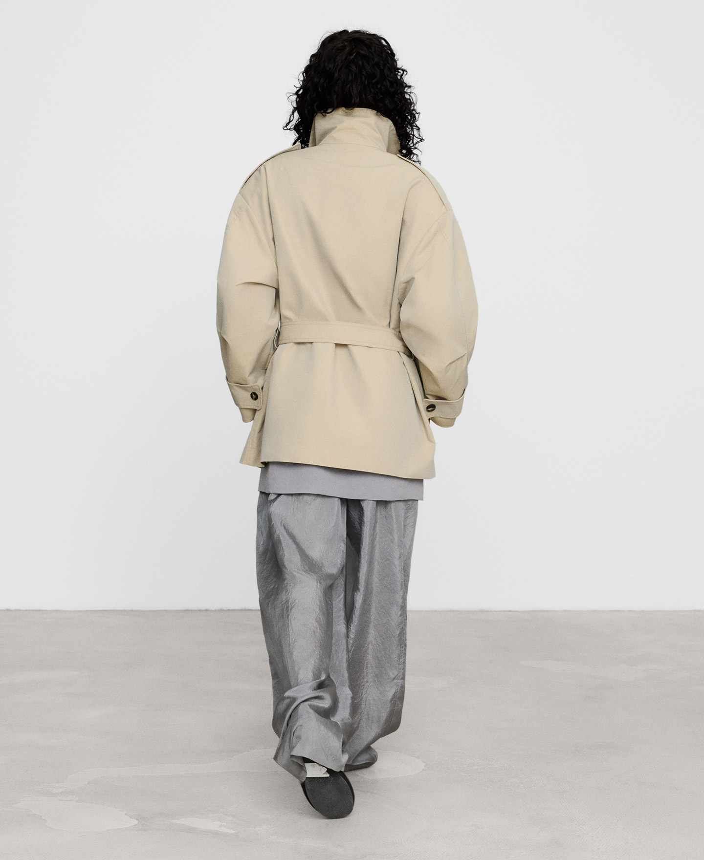 Kurzer Kreuz-Trenchcoat mit Trichterhals image number 2