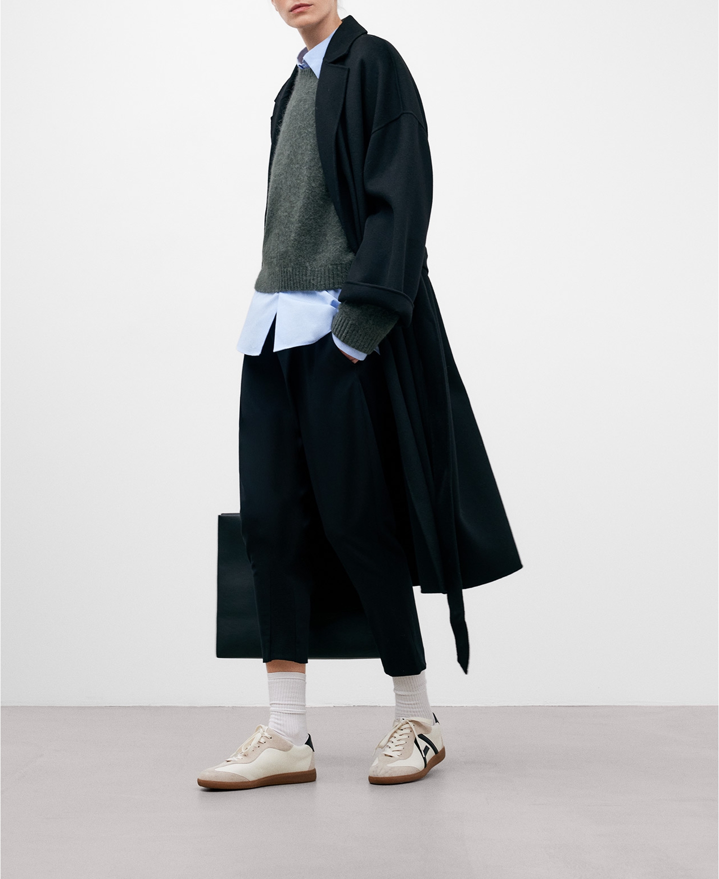 Black front pleat trousers for women image number 1