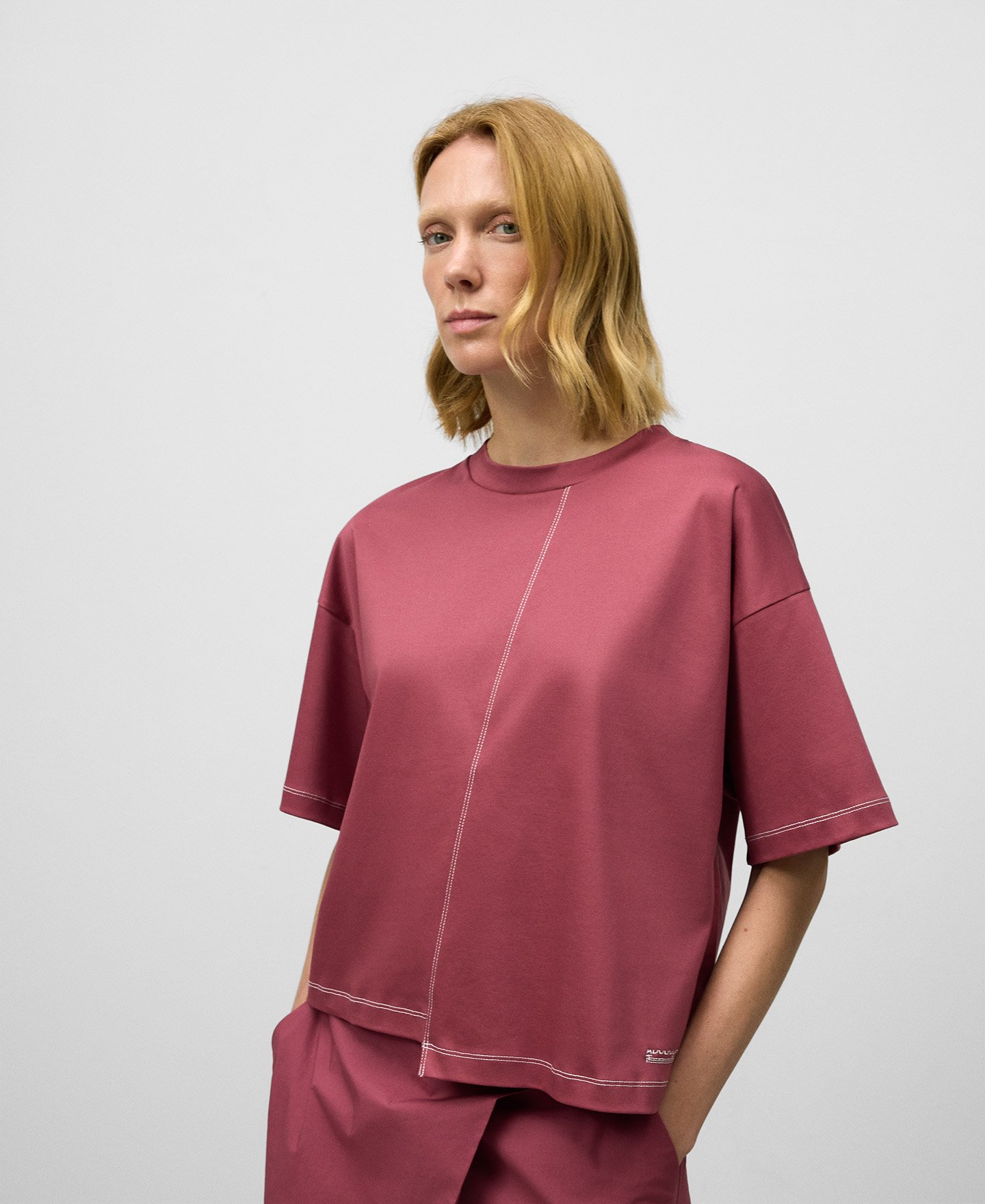 Camiseta relaxed fit asimétrica mujer image number 0