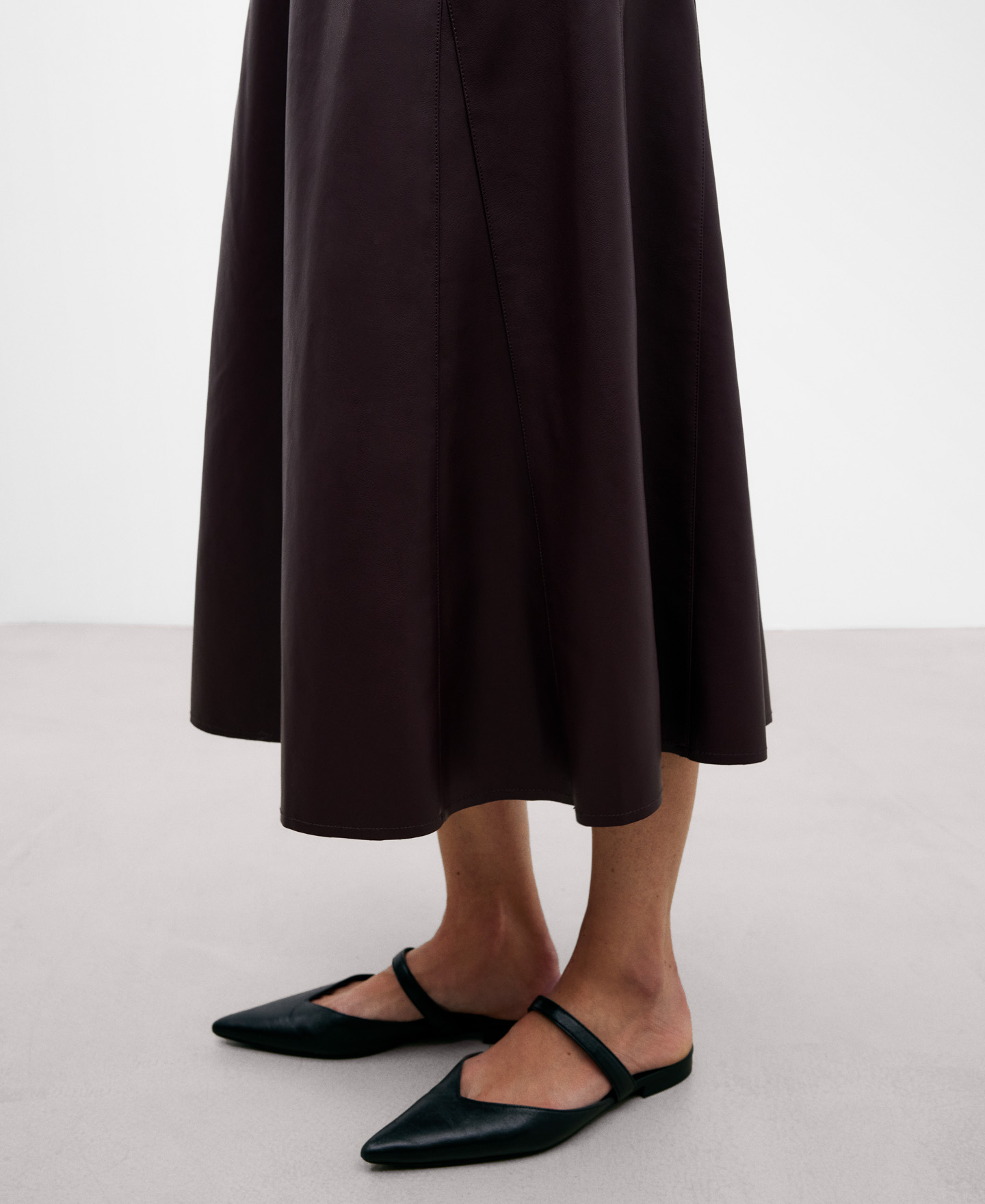 Long skirt with godet hem for women image number 3