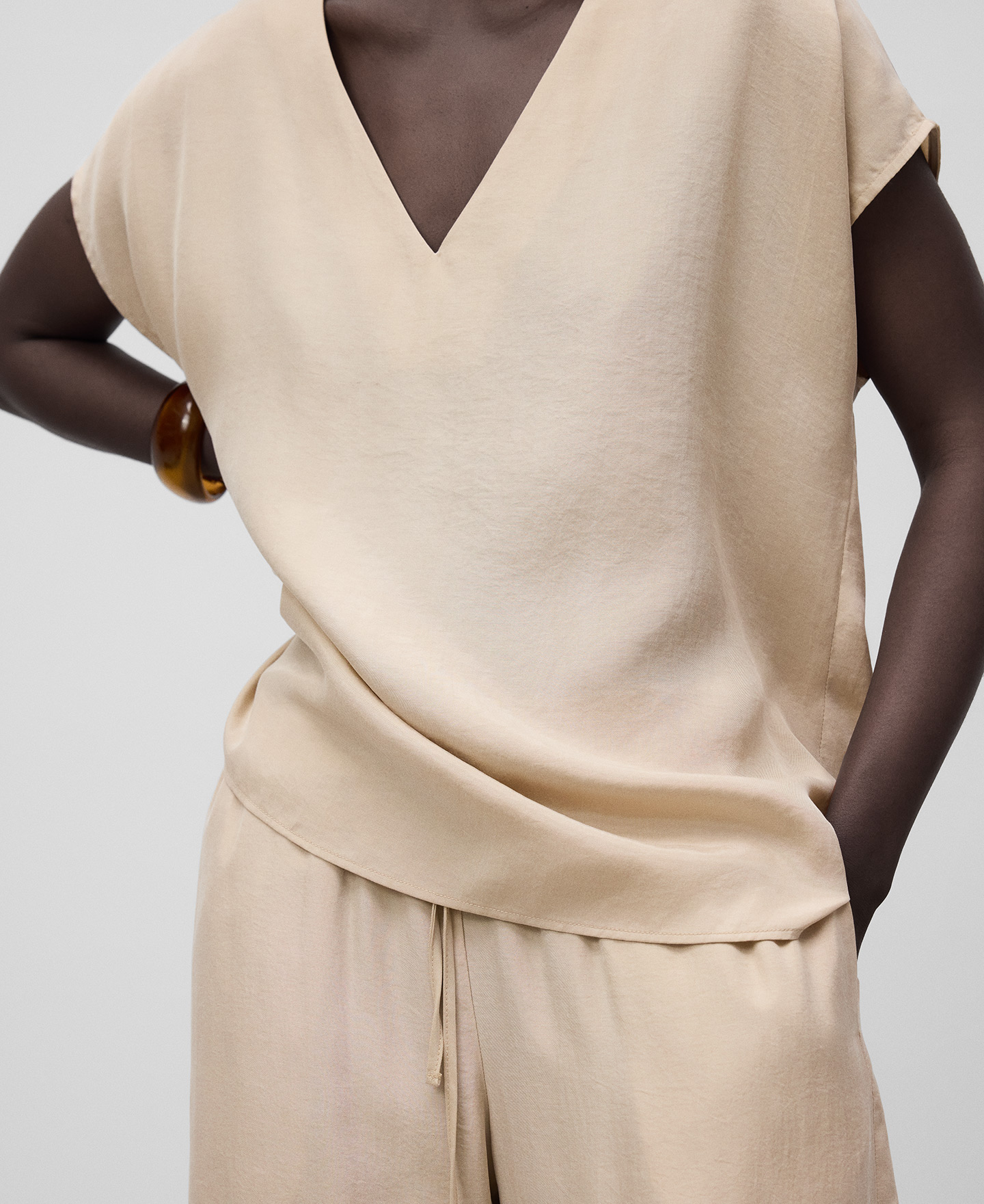 V-neckline straight top woman image number 3