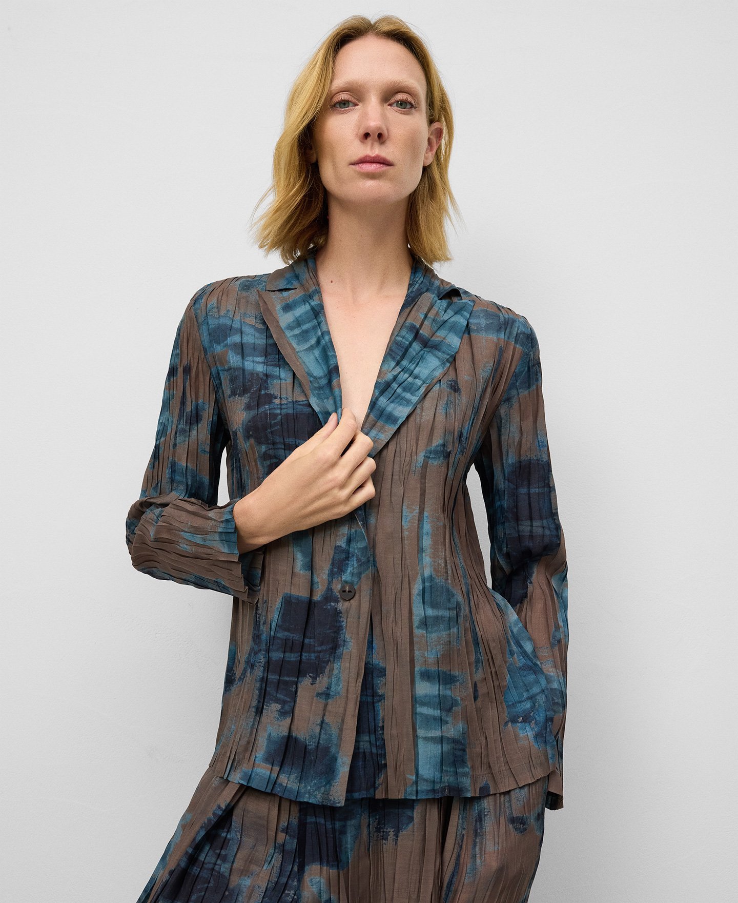 Blazer crinkle estampada mujer image number 0