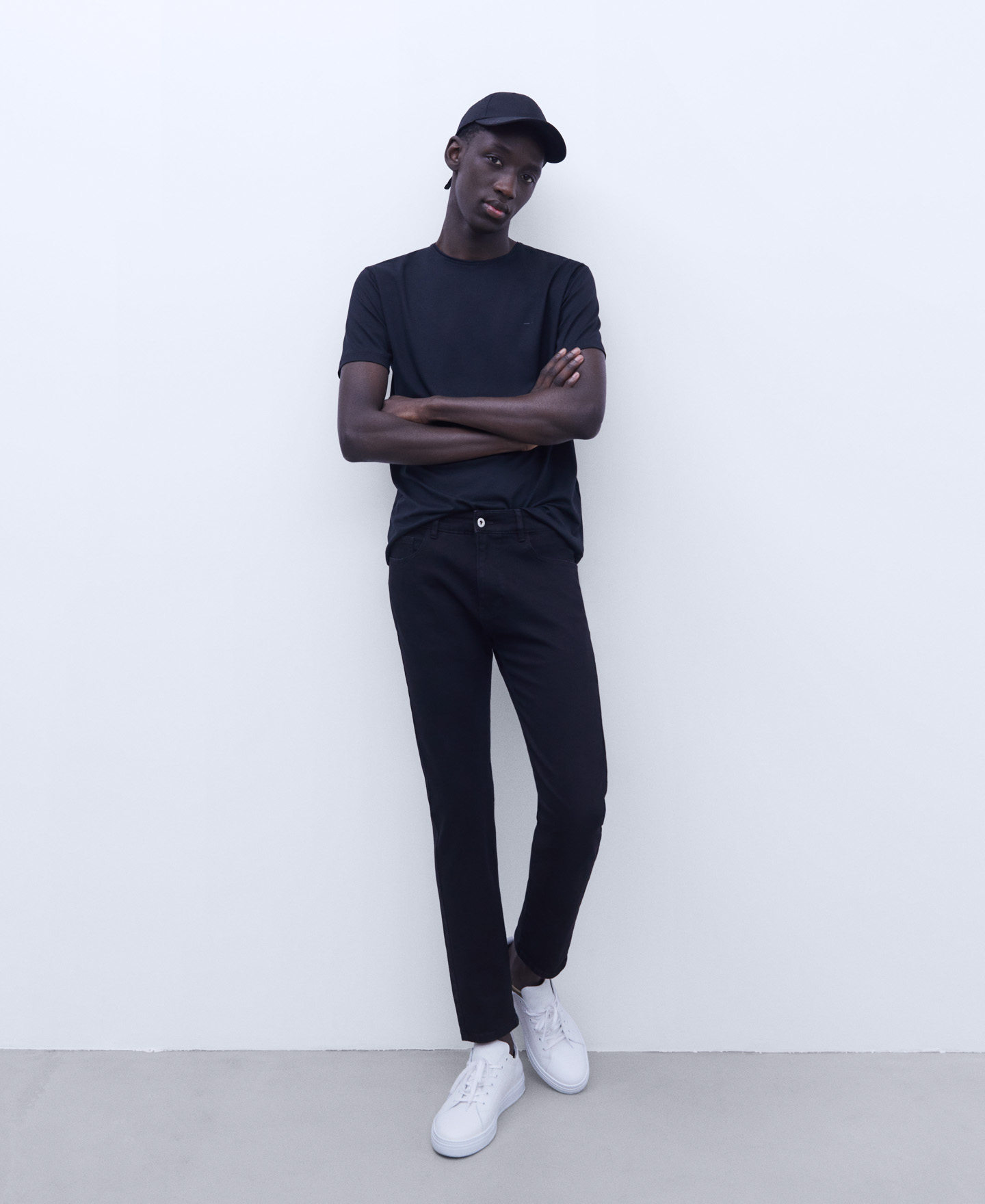 Basic leather sneaker image number 3
