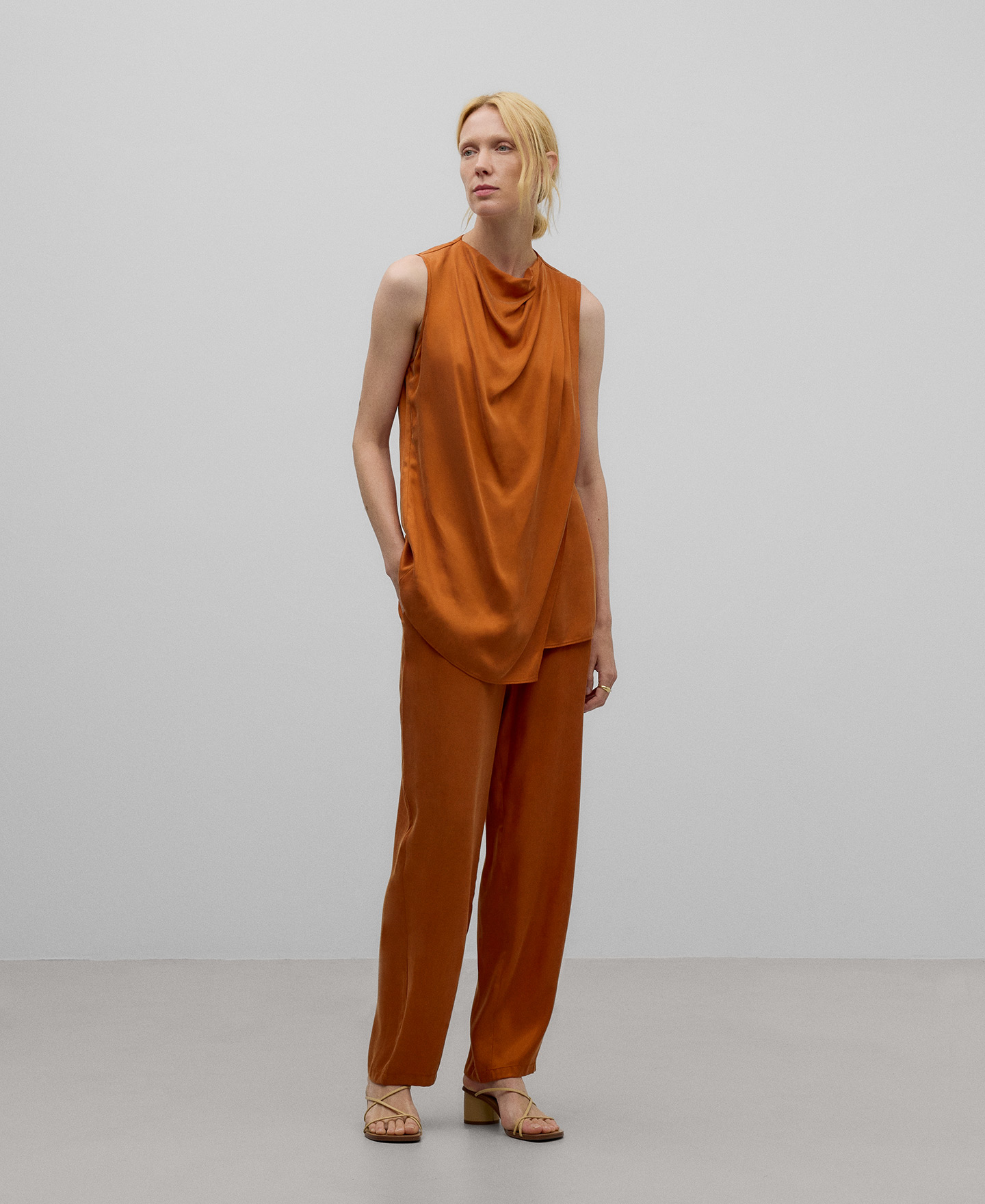 Double front orange top woman image number 1