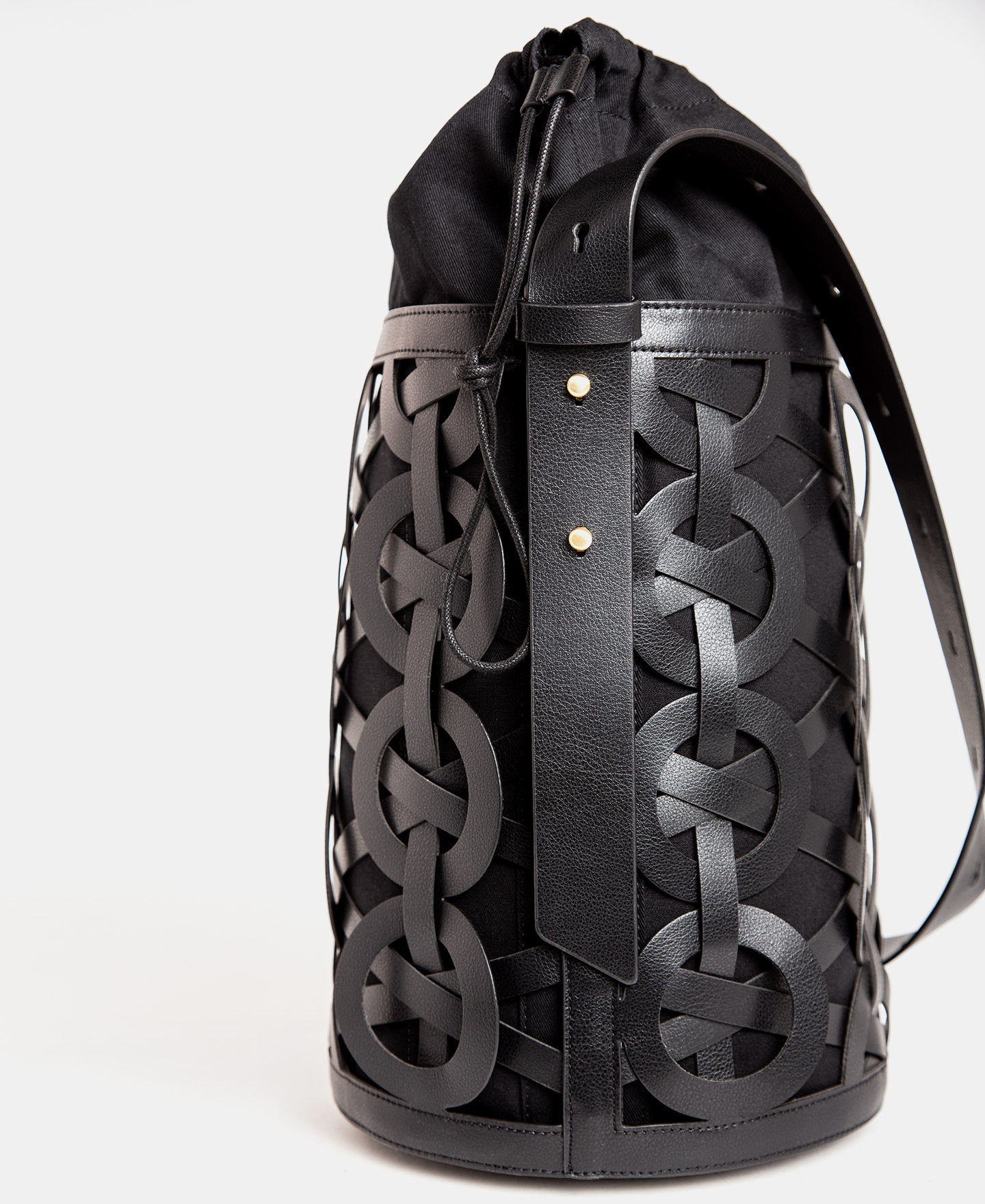 Braided shoulder bag in leather texture image number 1