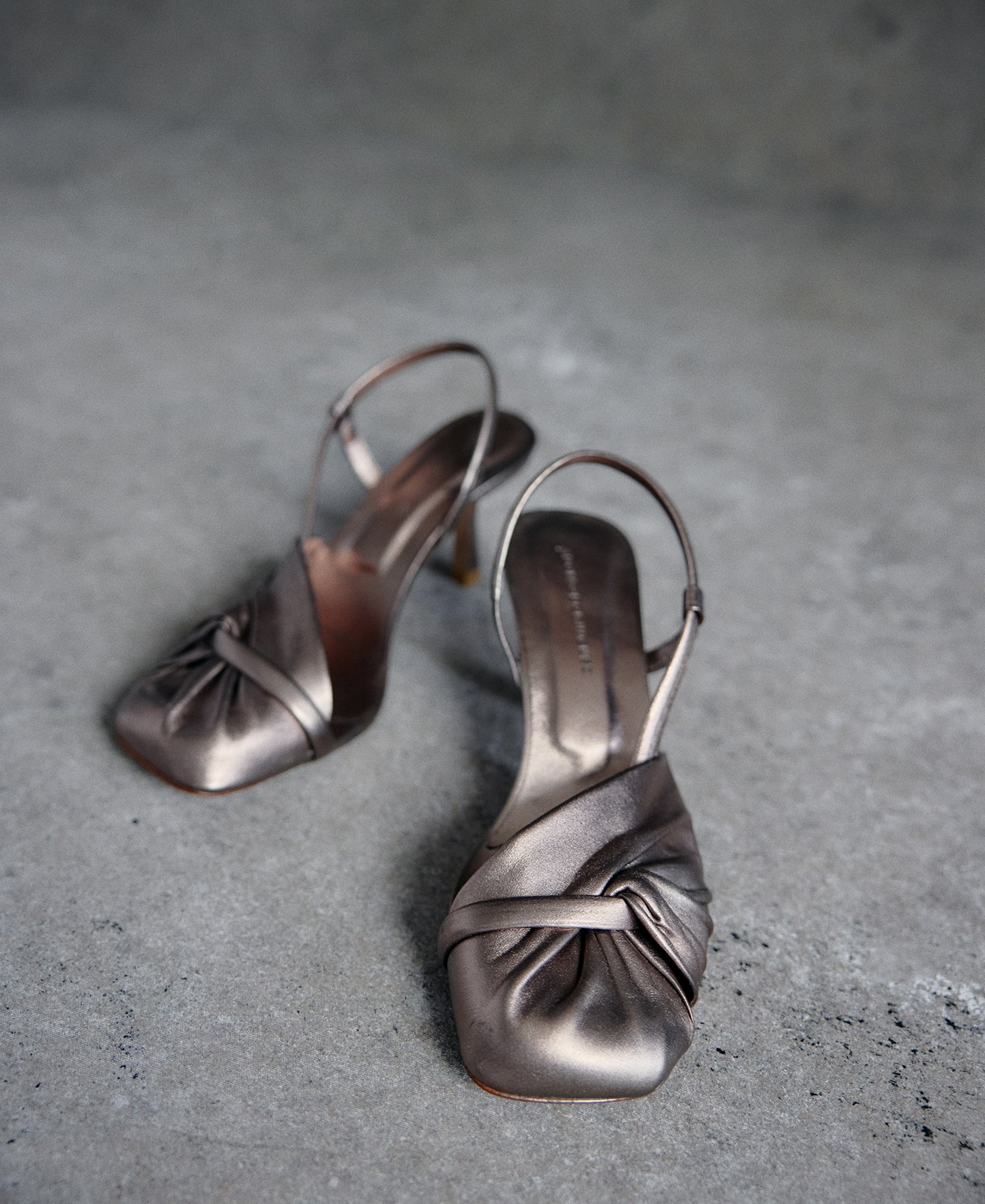 Ruched leather heeled shoe woman image number 4