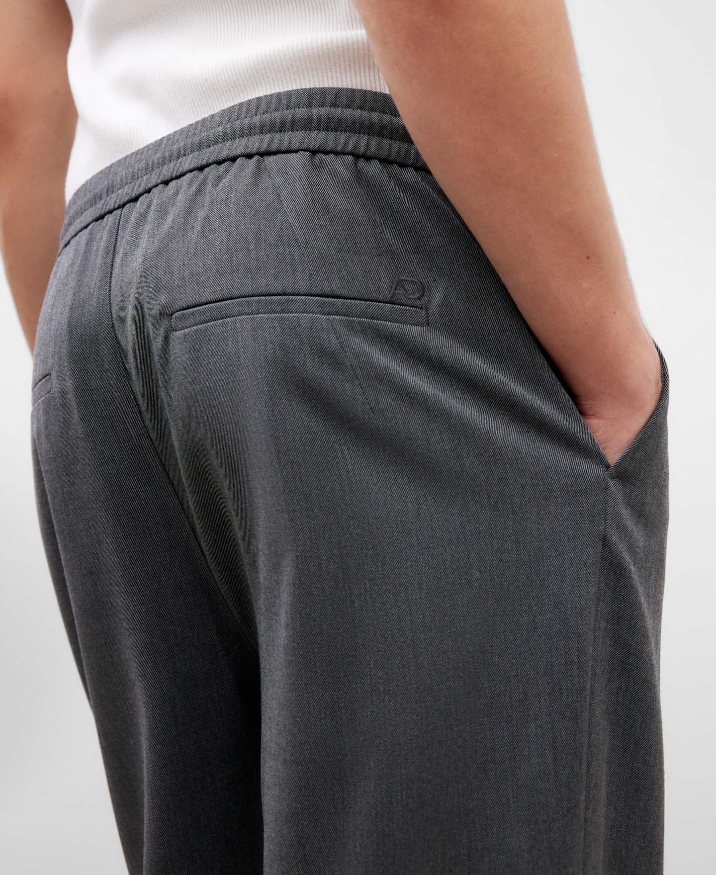 Elasticated waist trousers for men image number 3