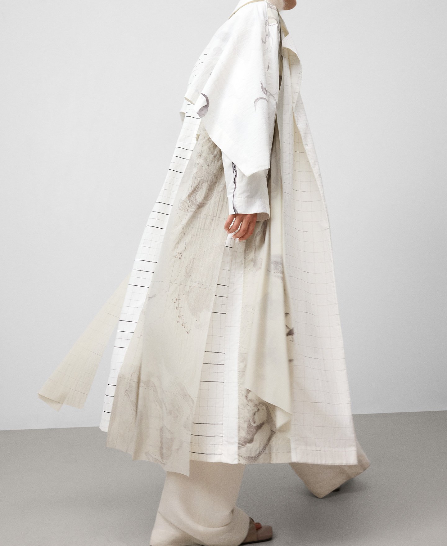 Gabardina oversize estampada mujer image number 3