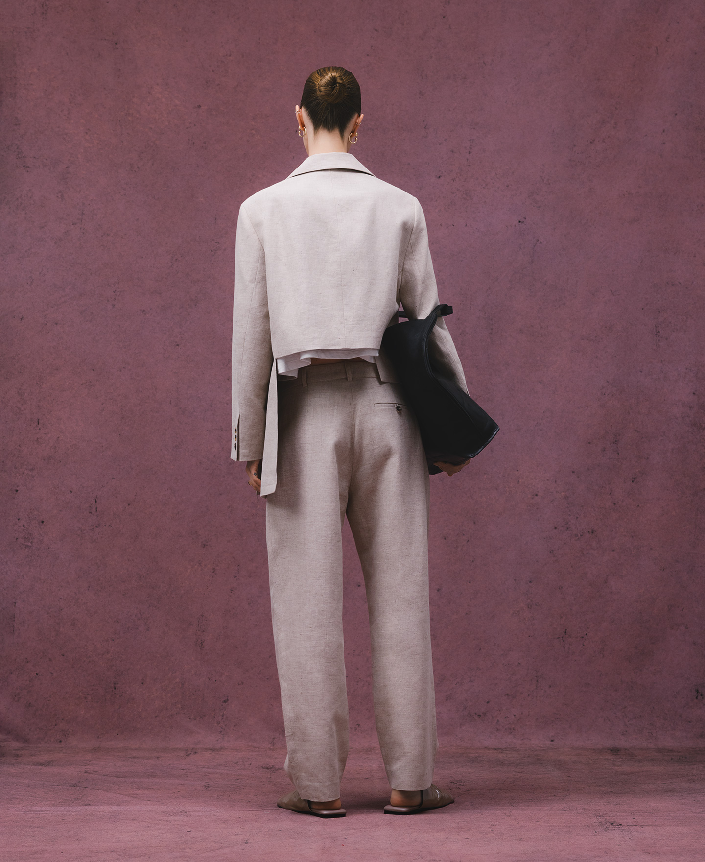 Linen blend barrel fit trousers woman image number 4