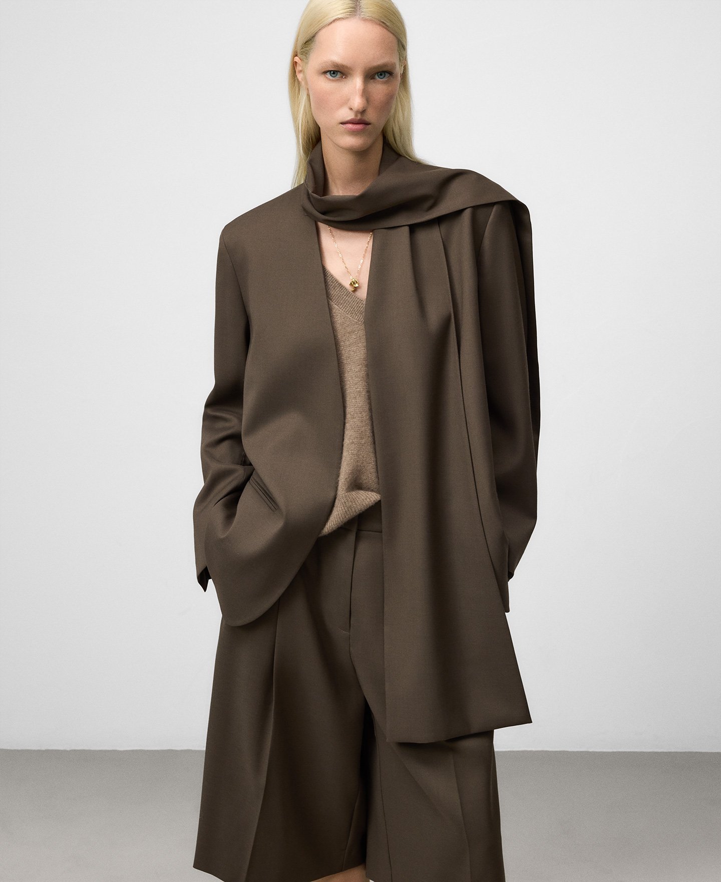 Blazer sastre cuello bufanda mujer image number 0