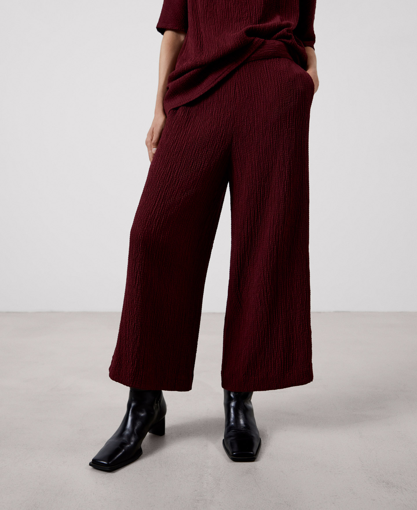 Long and loose trousers image number 0