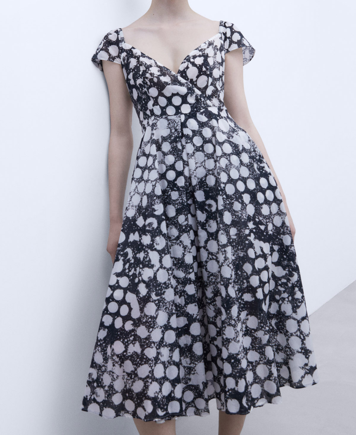 V-neck printed dress image number 0