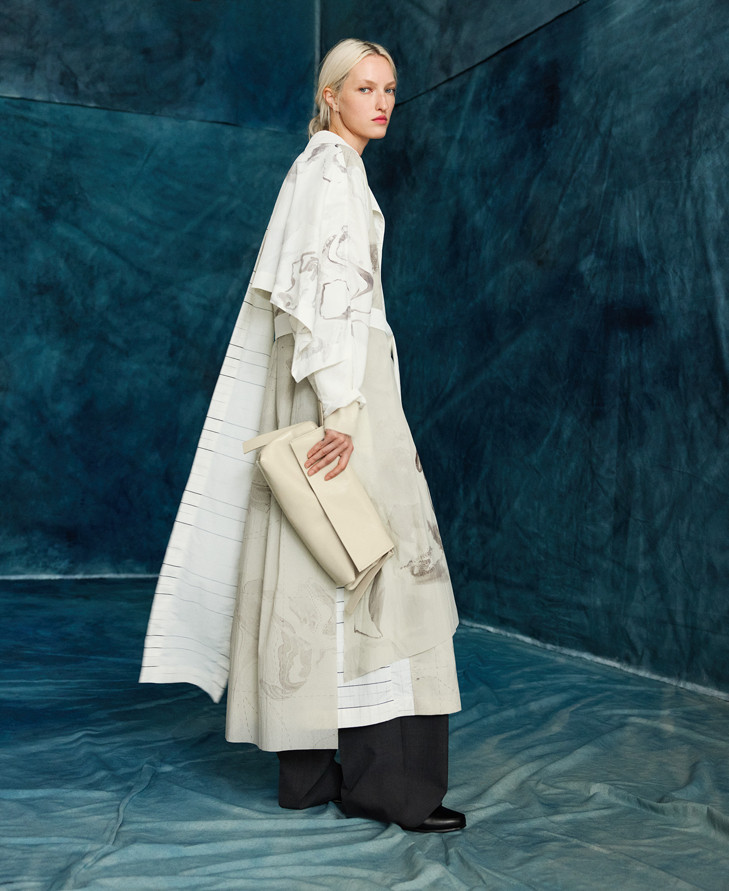 Gabardina oversize estampada mujer image number 1