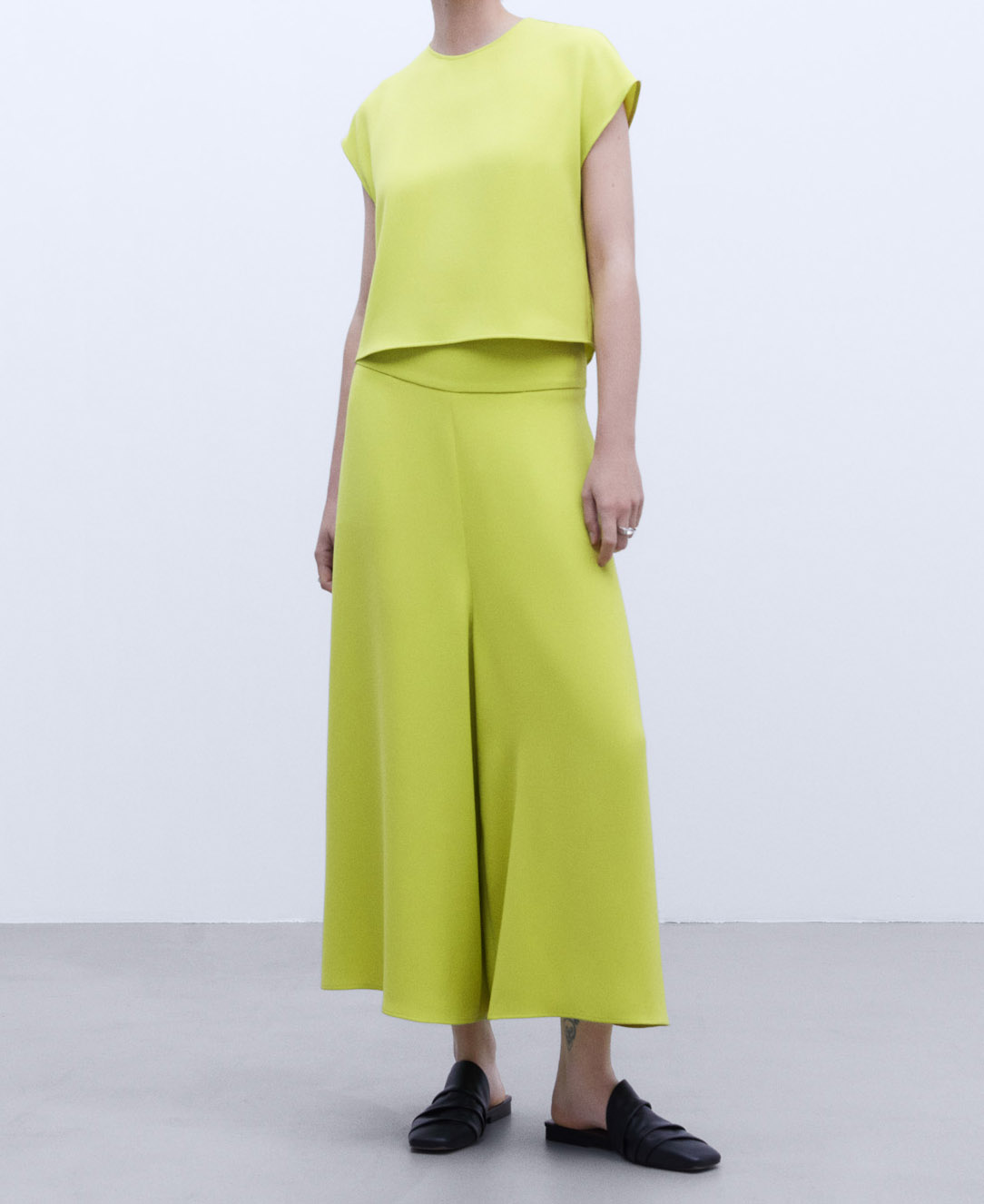 Cropped monochromatic trousers image number 1