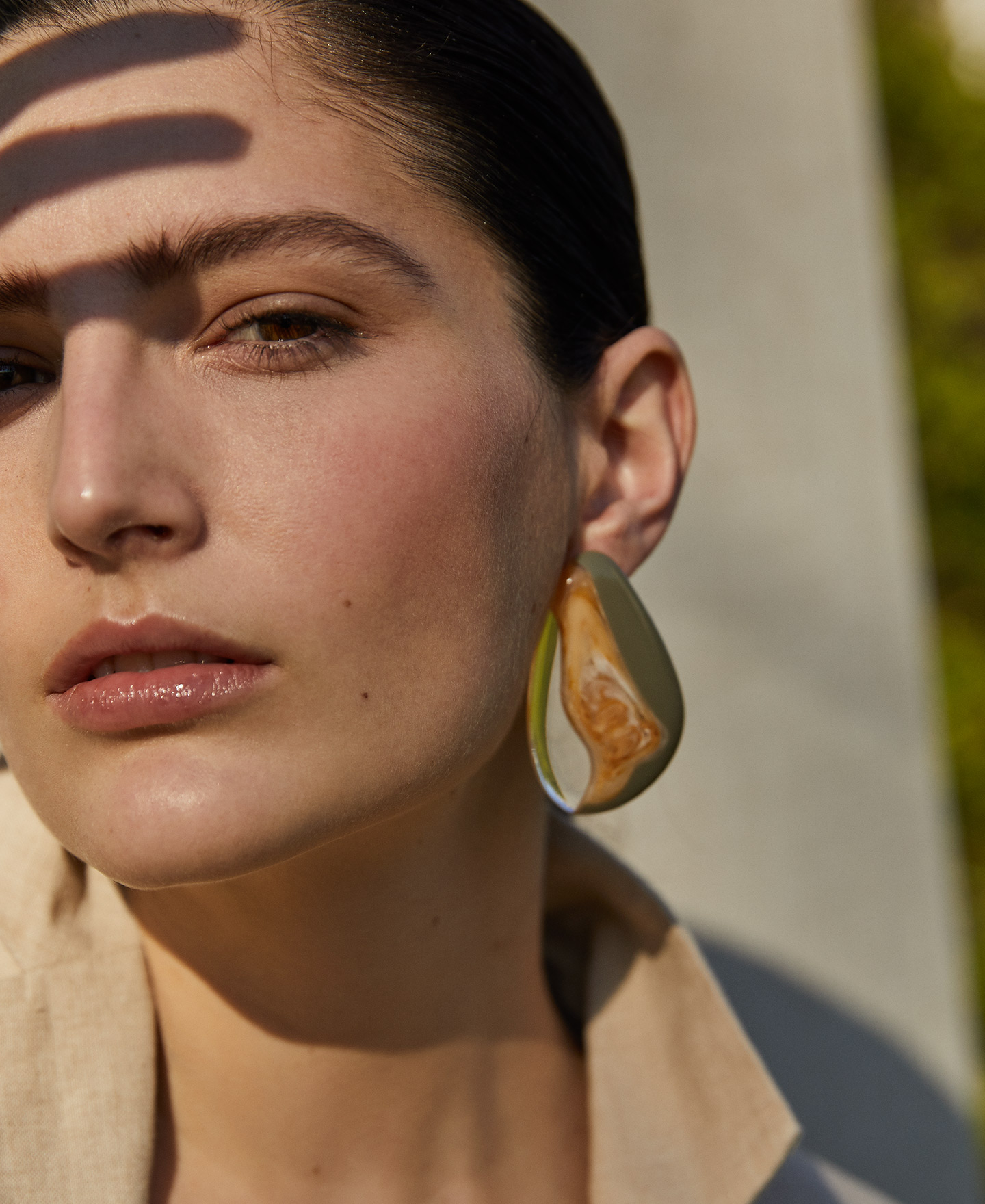 Semicircular blue resin earrings image number 3