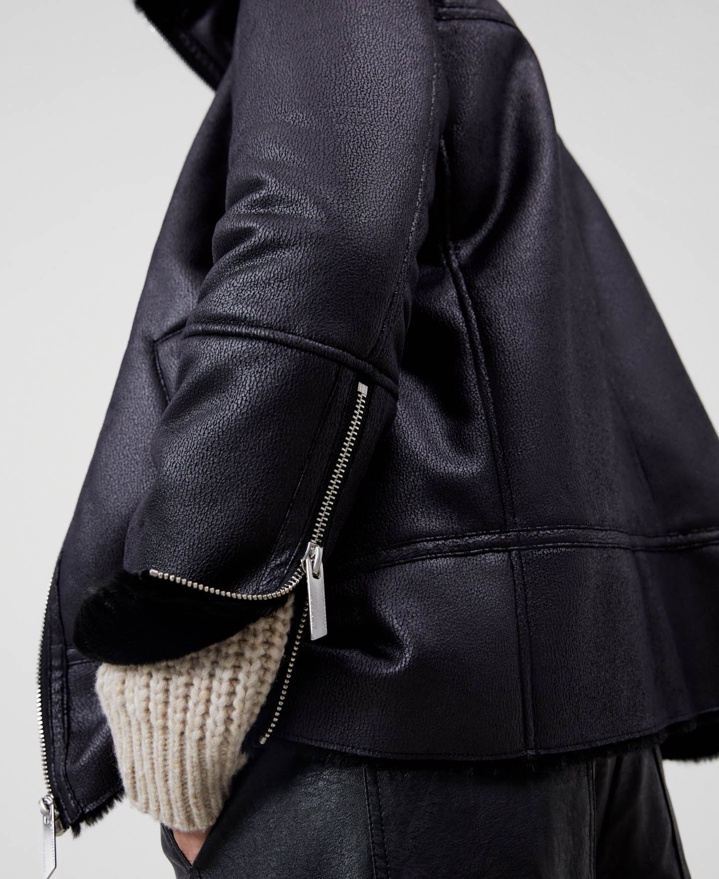 Aviator jacket in leather texture image number 3