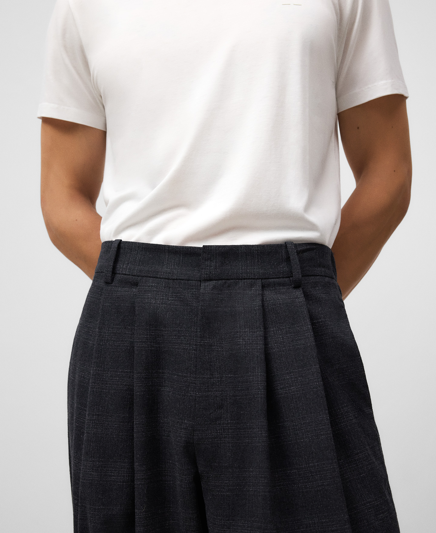 Relaxed fit checkered trousers man image number 3