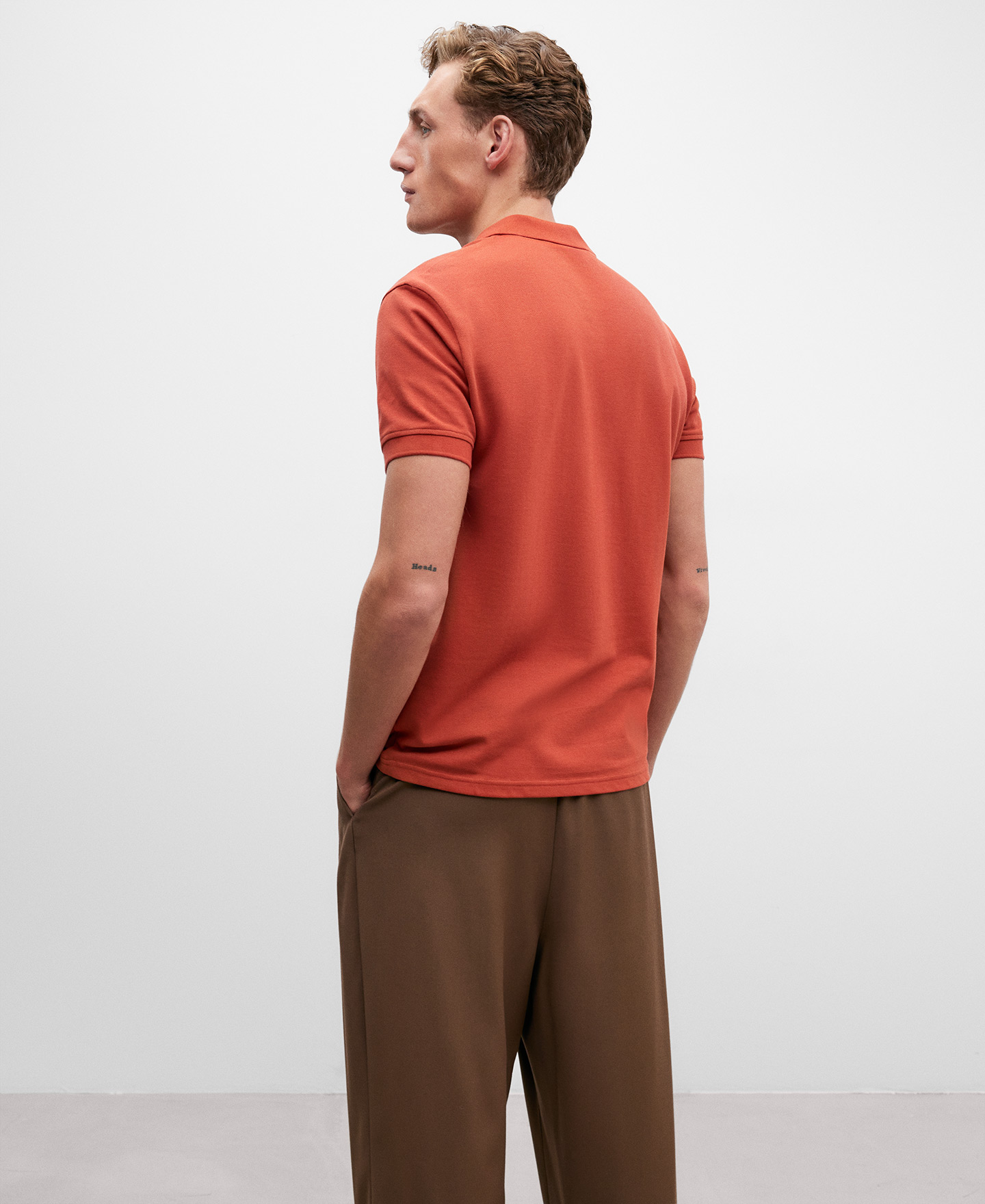 Polo piqué en algodón teja para hombre image number 2
