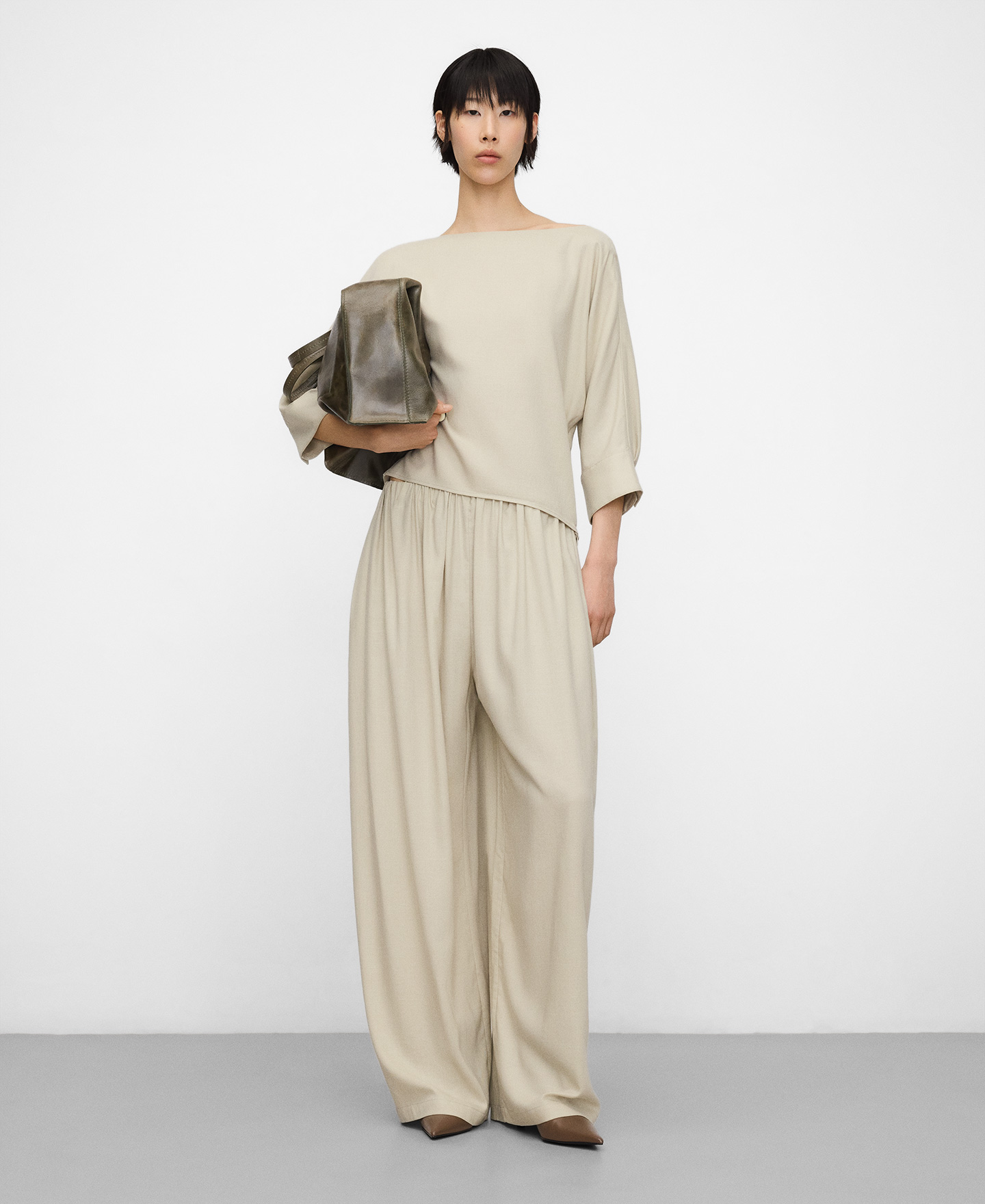 Fluid pleated trousers image number 1