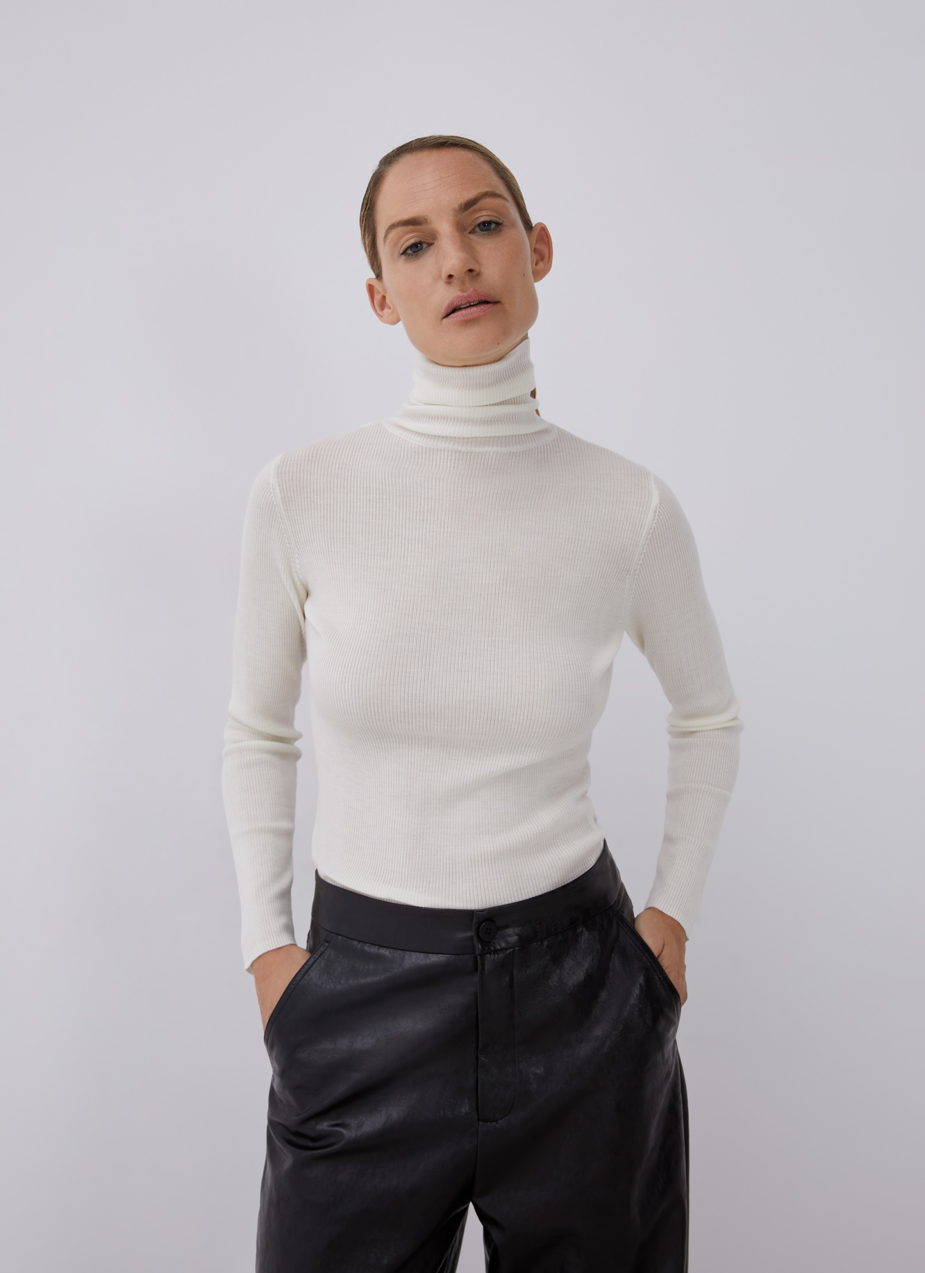 Jersey cuello alto lana merino 100% image number 0