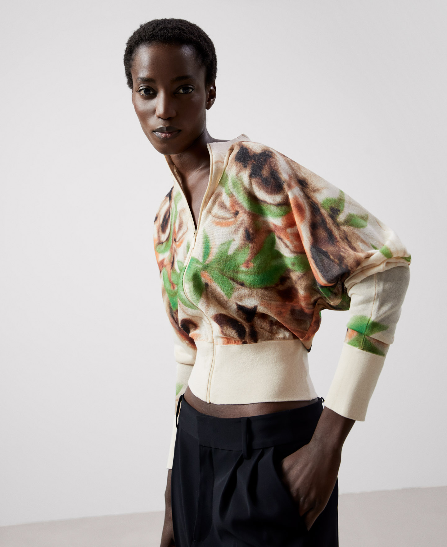 Bomber estampado floral en viscosa image number 0
