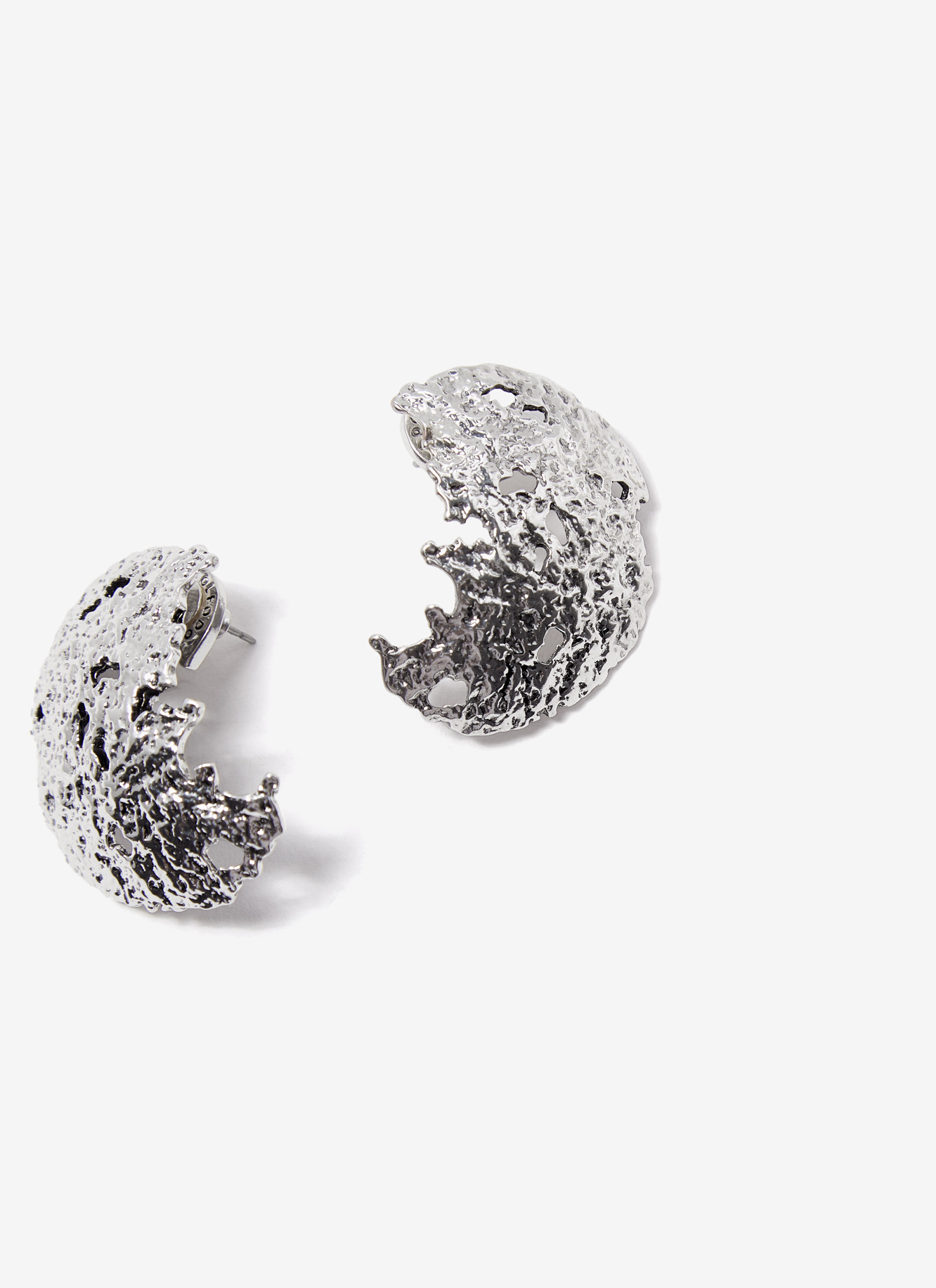 Short earrings with organic silhouette image number 2