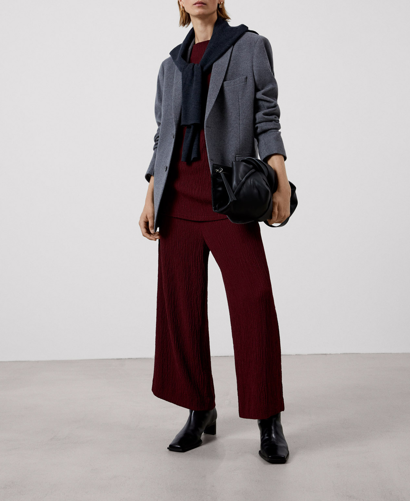Long and loose trousers image number 1