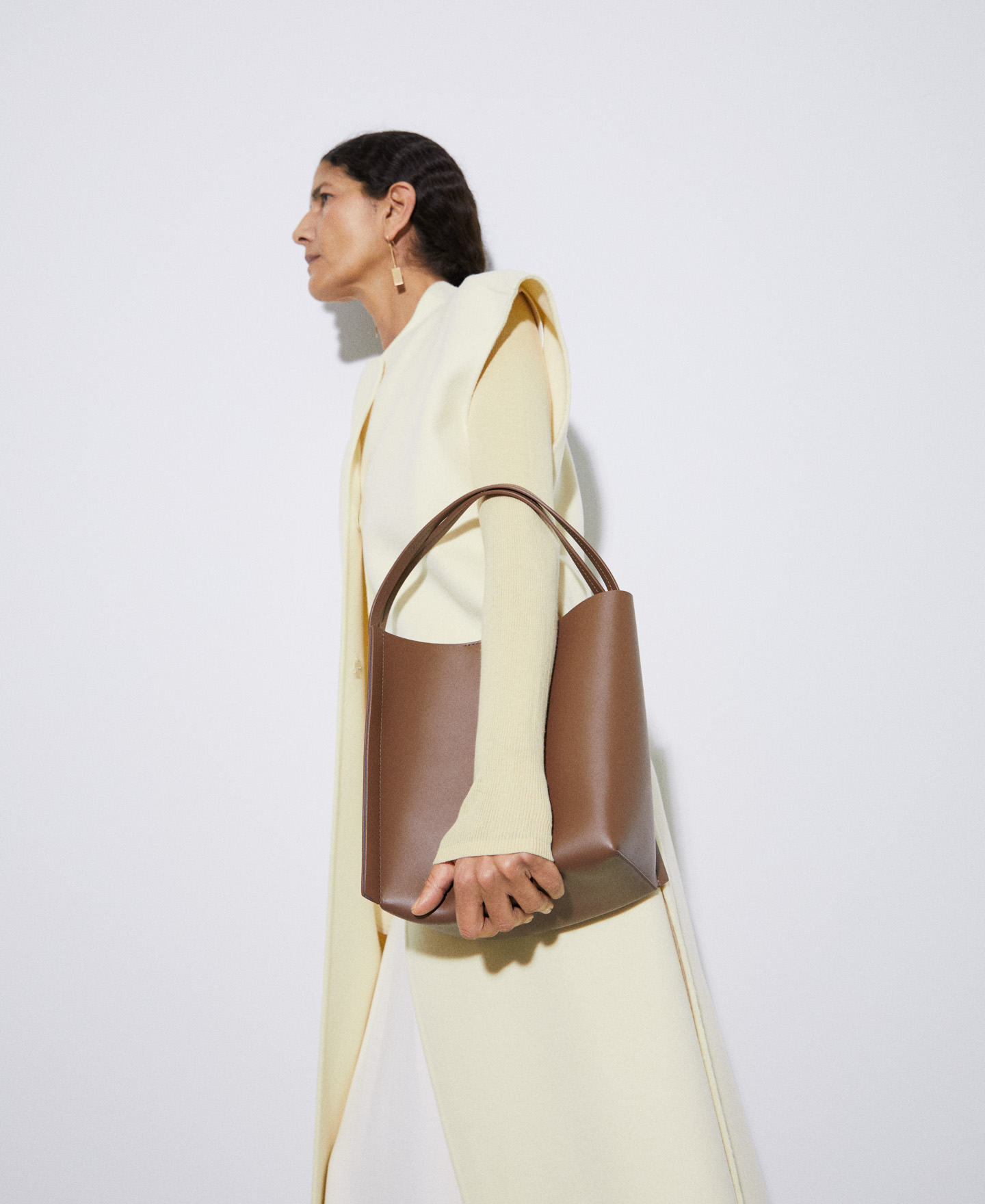 Responsible leather bucket bag image number 5