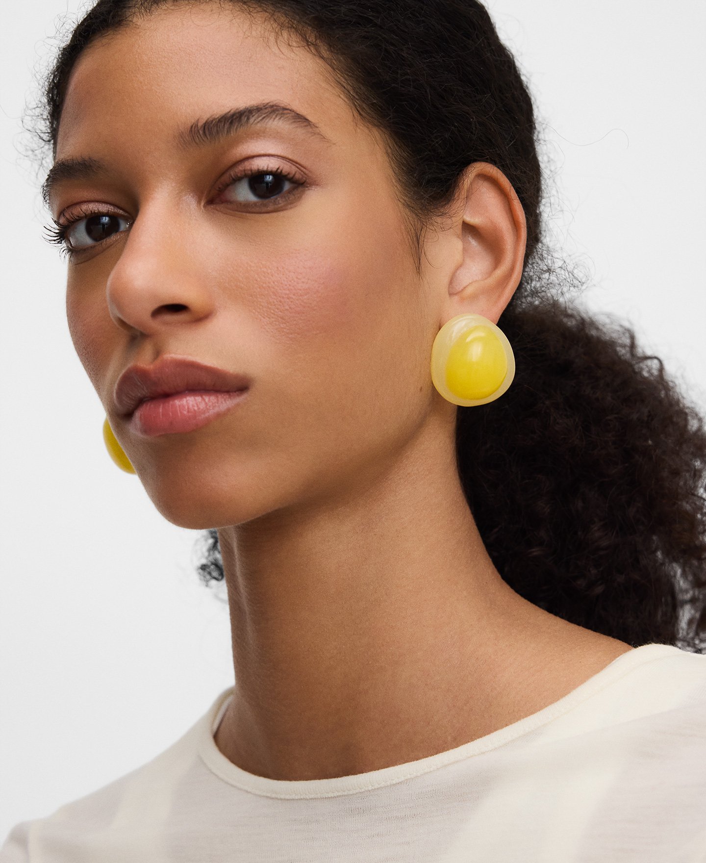 Two-tone resin circular earrings image number 3