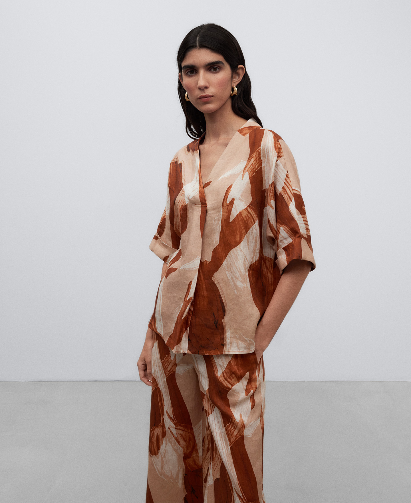 Printed V-neckline top woman image number 0